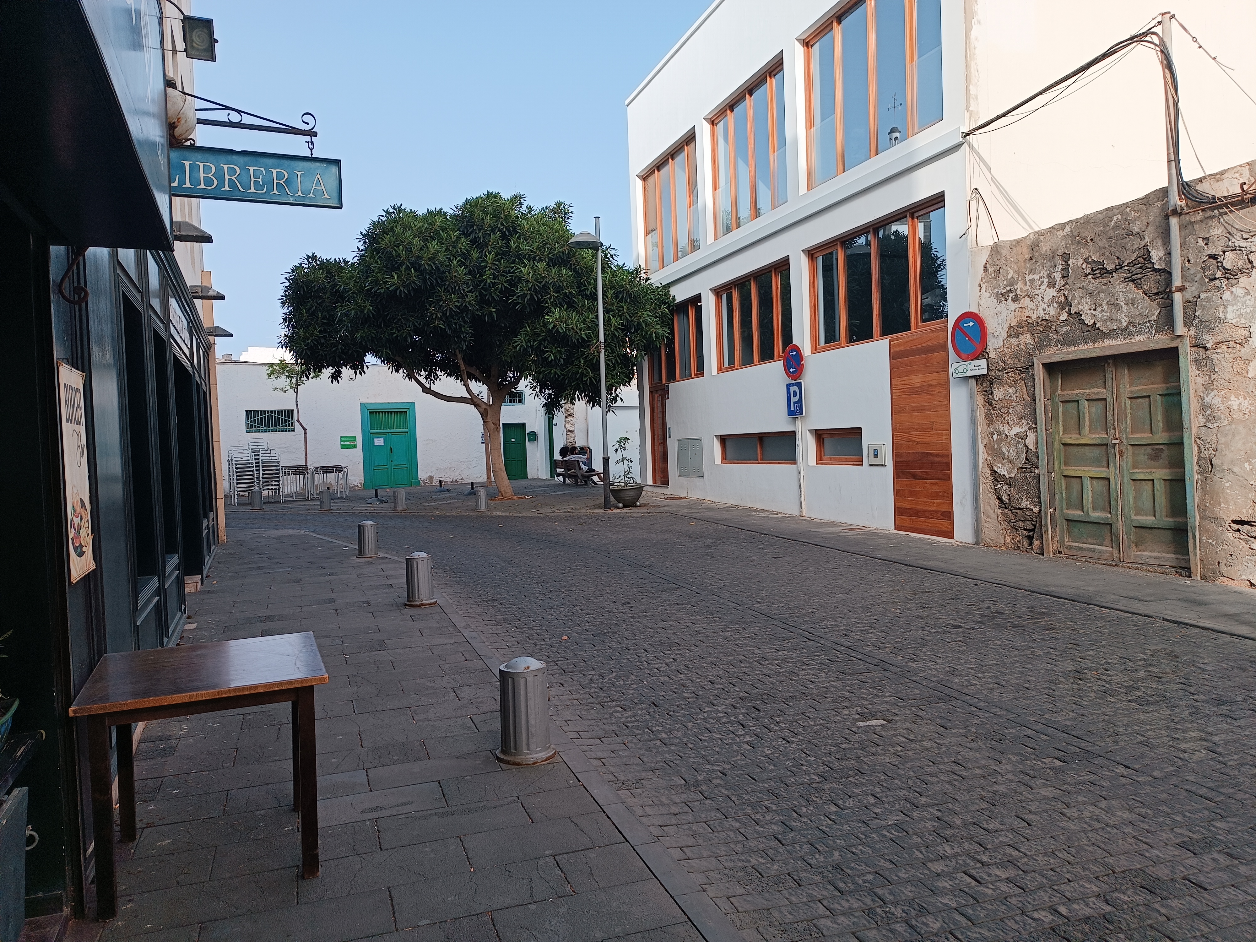 Vía de acceso a la Plaza de Las Palmas.