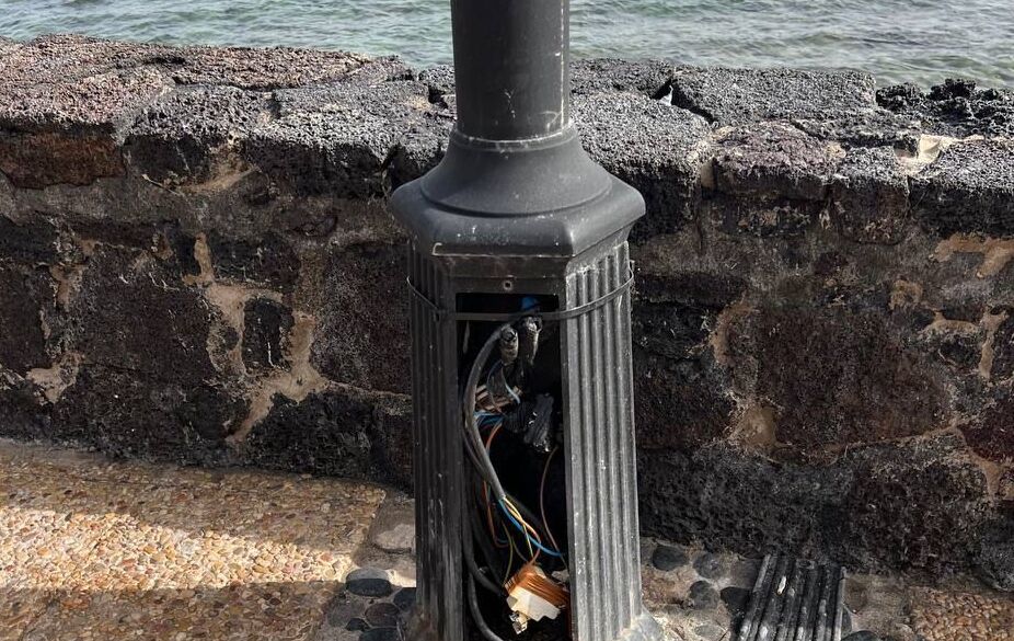 Farola en Playa Blanca. Primer plano.