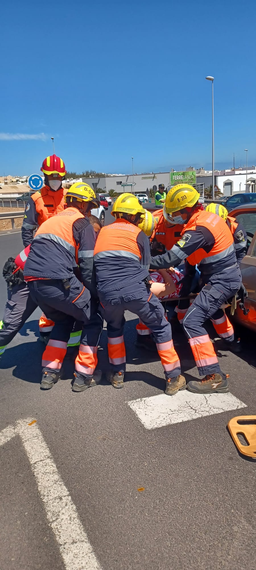 Bomberos durante la excarcelación.