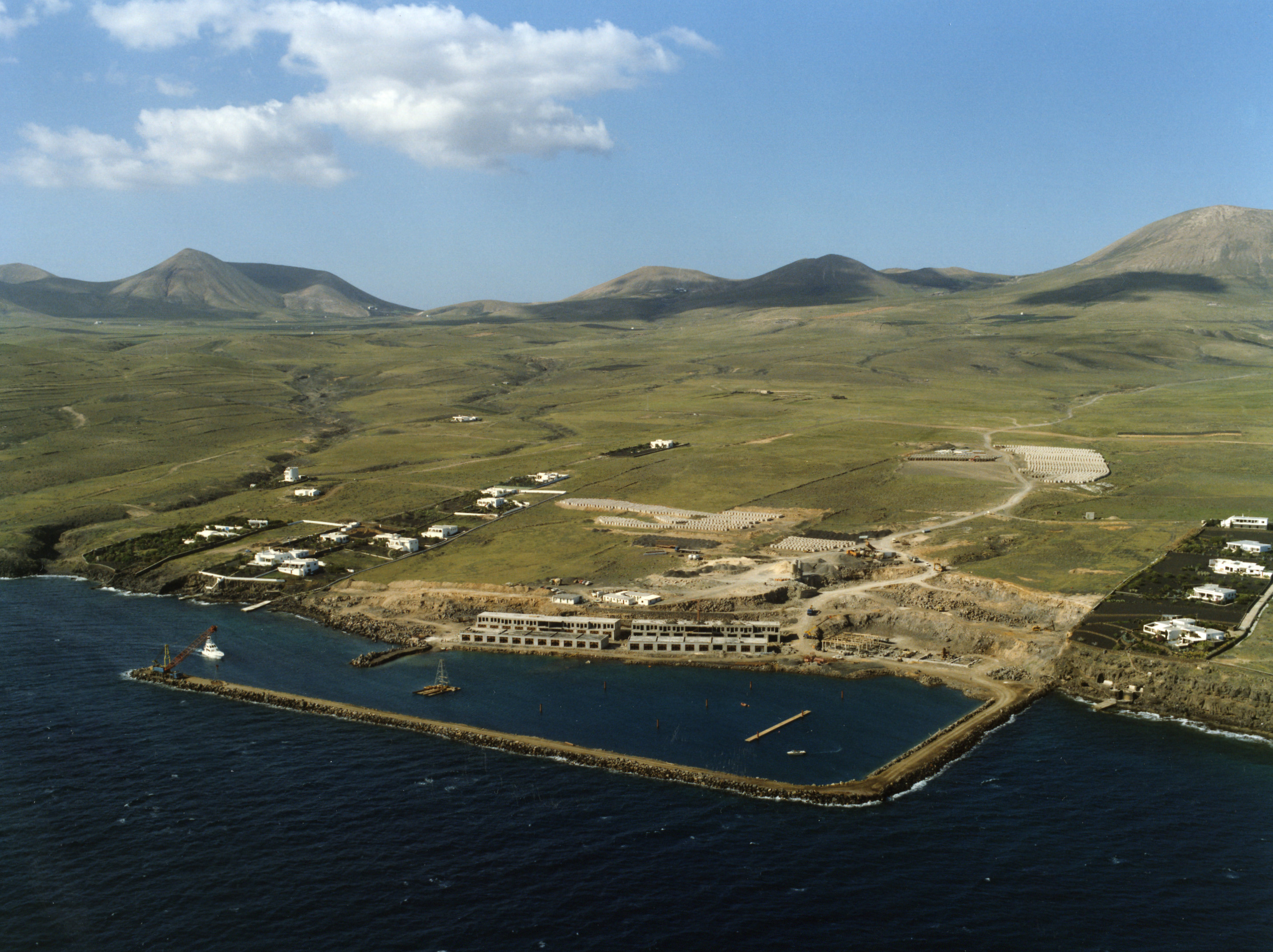 Puerto Calero, en obras, en una imagen aérea de 1987. Foto cedida.