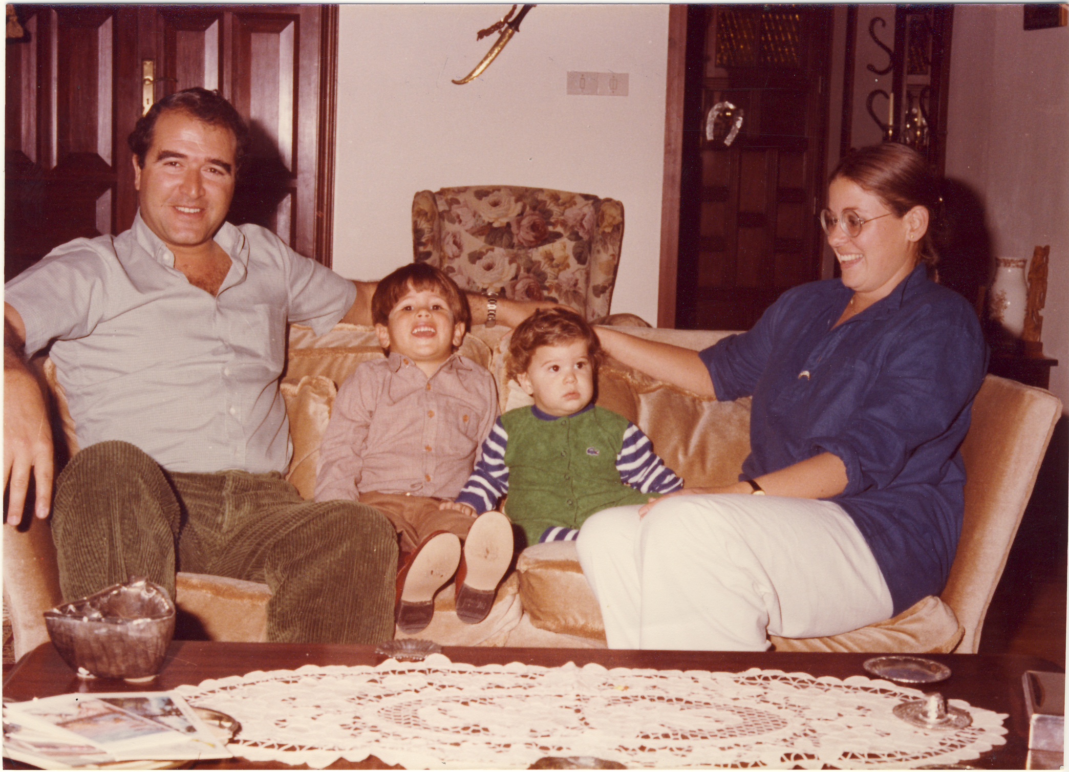 José Calero y Milagros Prats, junto a sus hijos José Juan y Daniel, en una imagen familiar de enero de 1981. Foto cedida.