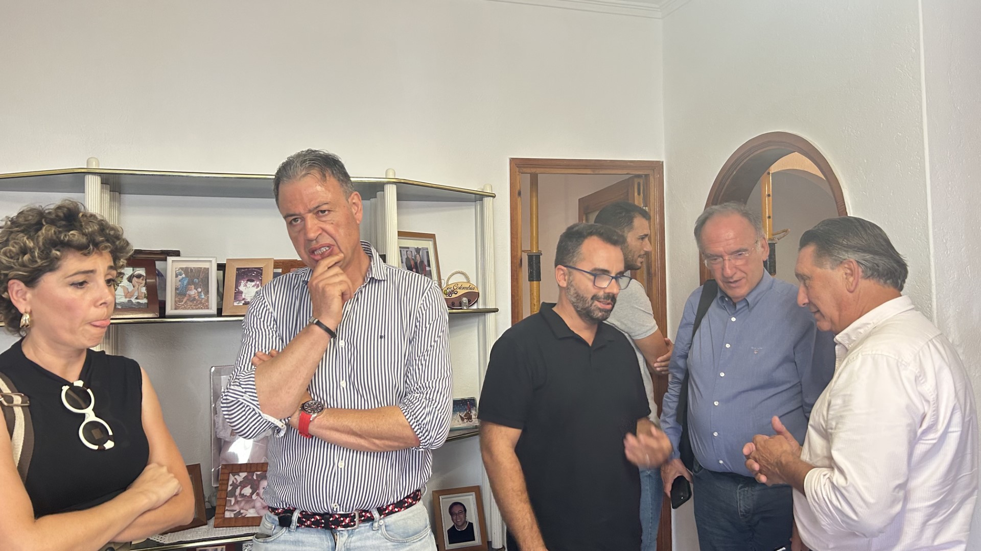 Algunas autoridades presentes en la reunión con los afectados de las viviendas de Titerroy.