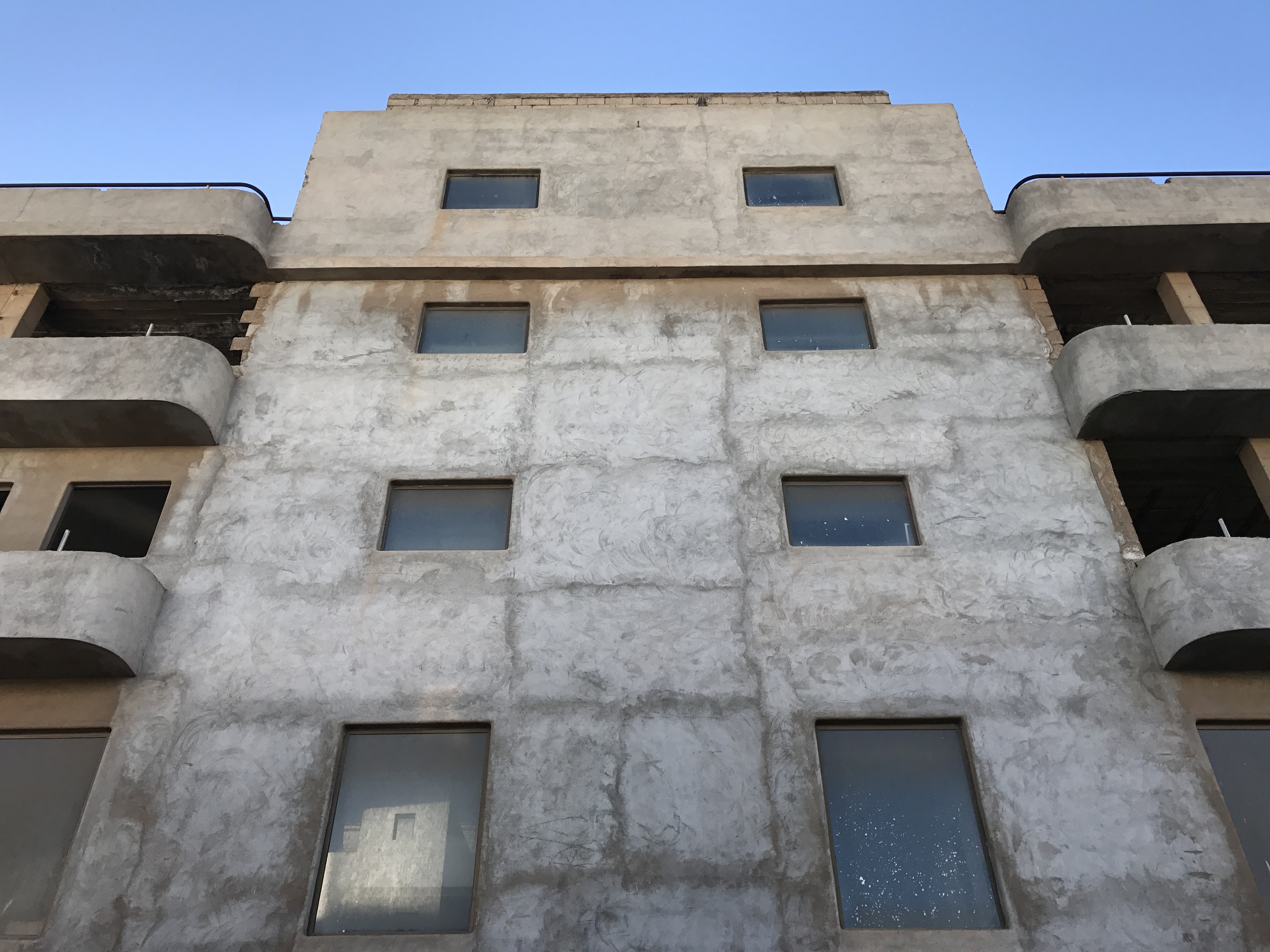 Edificio inacabado con fachada a las calles Coronel Bens, Triana y Uruguay, en Arrecife.
