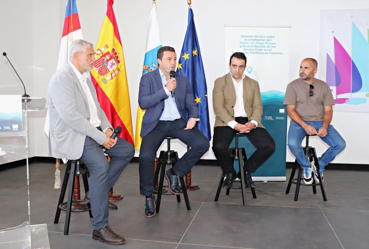 Óscar Noda en unas de las jornadas técnicas sobre el Puerto de Playa Blanca.