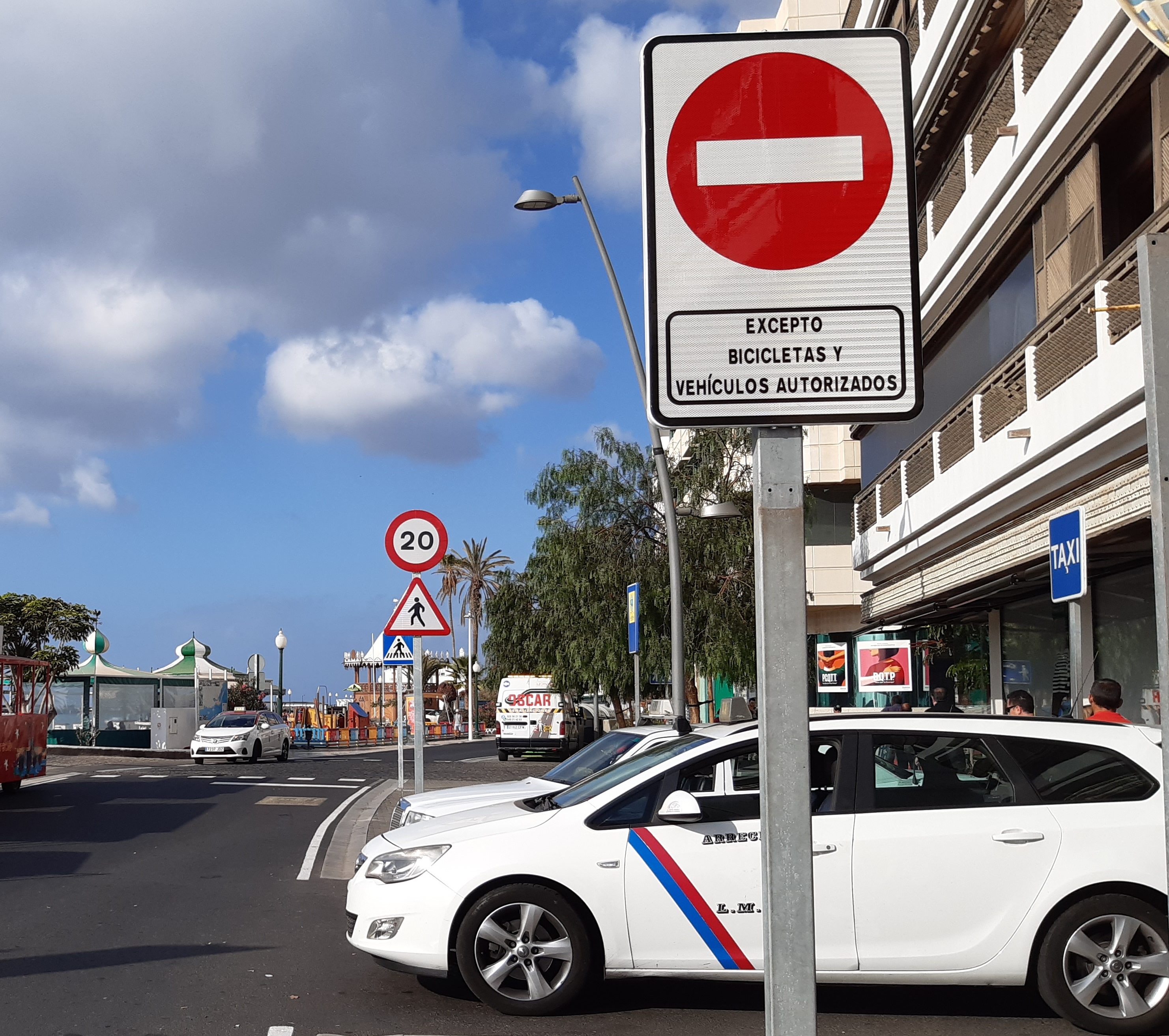 Señal de prohibido circular en la Avenida, que no se respeta. (1)