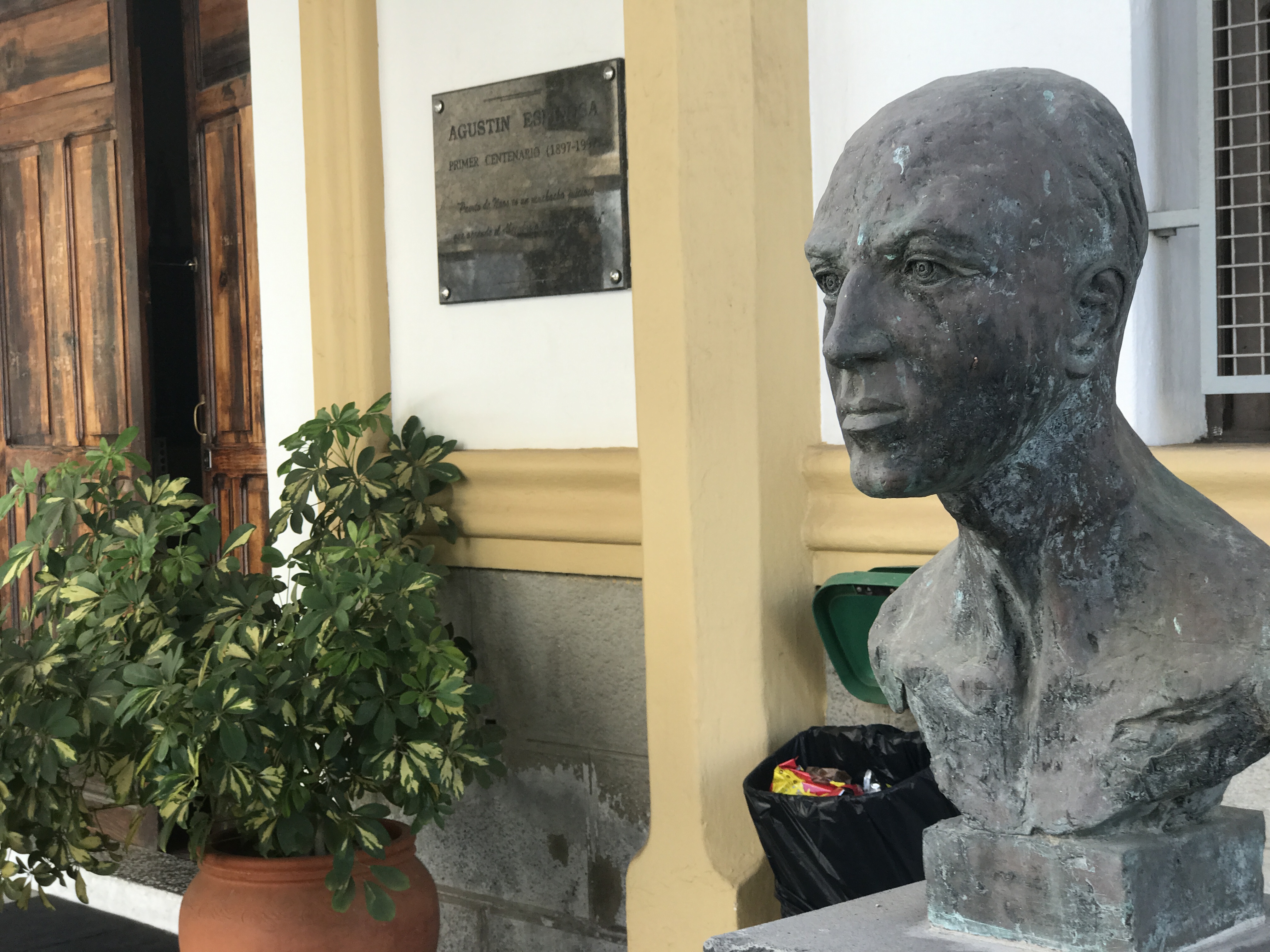 Busto de Agustín Espinosa, situado junto a la entrada principal del centro educativo.