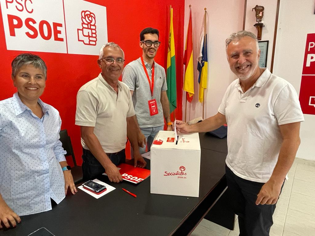 Ángel Víctor Torres en el momento de emitir su voto.