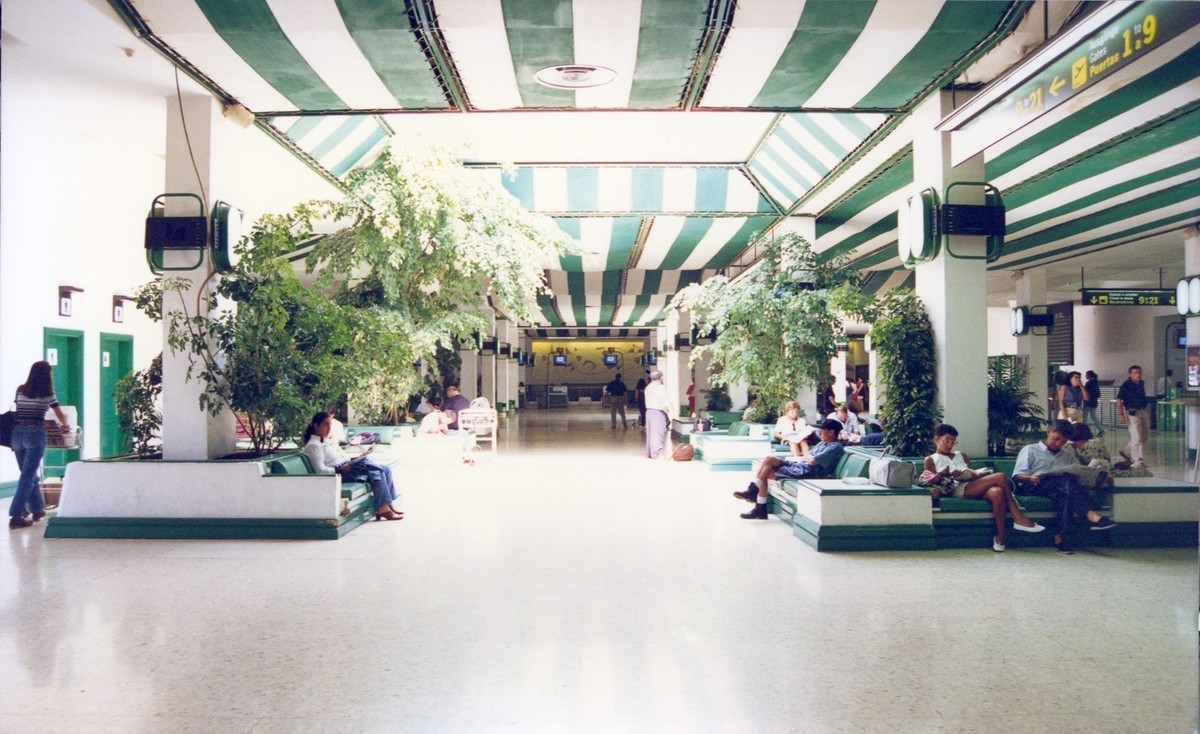 Interior de la antigua terminal. Foto Memoria Digital de Lanzarote.