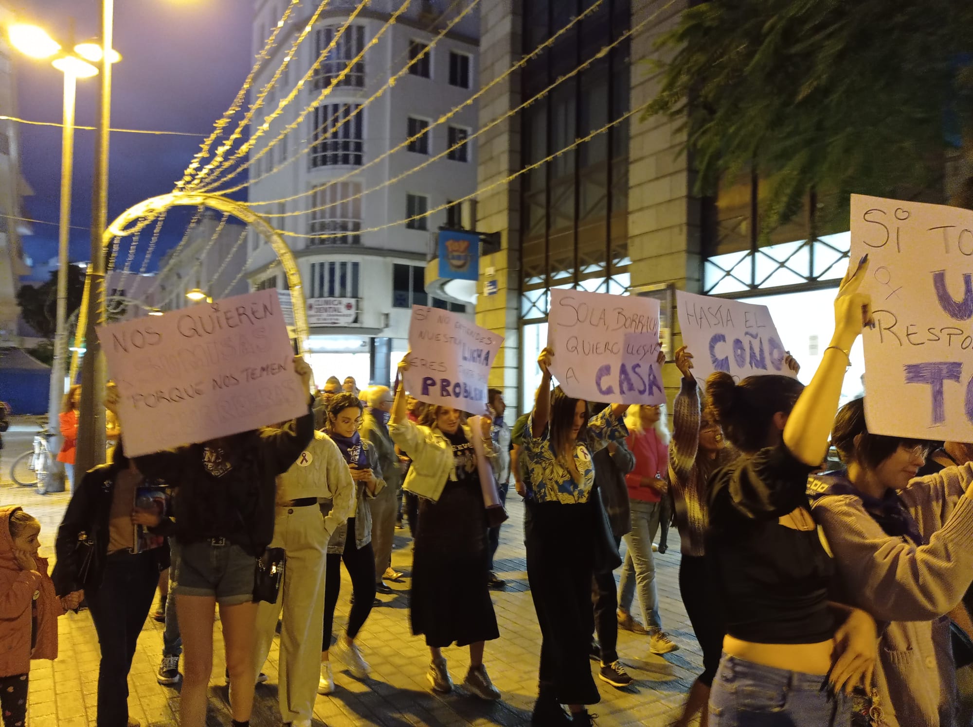 Manifestación con motivo del 25N por las calles de Arrecife.