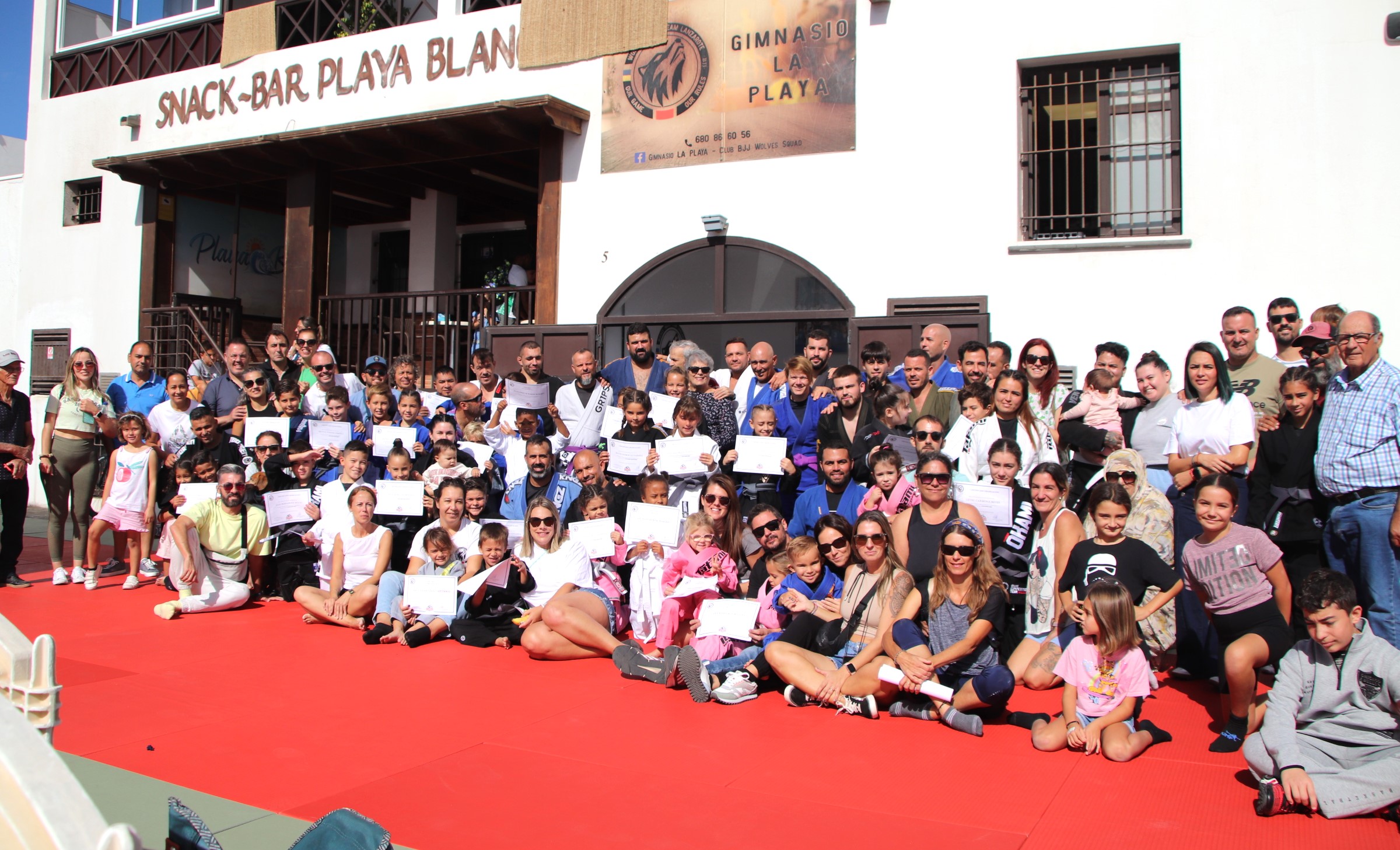 Graduación con cinturones nuevos.