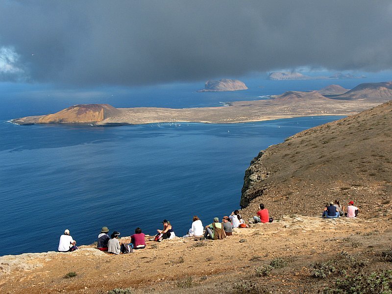 Descansando en un itinerario de Senderismo Lanzarote. Foto Senderismo Lanzarote.