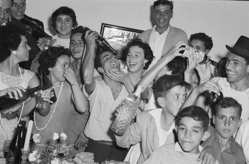 Invitados a una boda festejando. Javier Reyes Acuña.