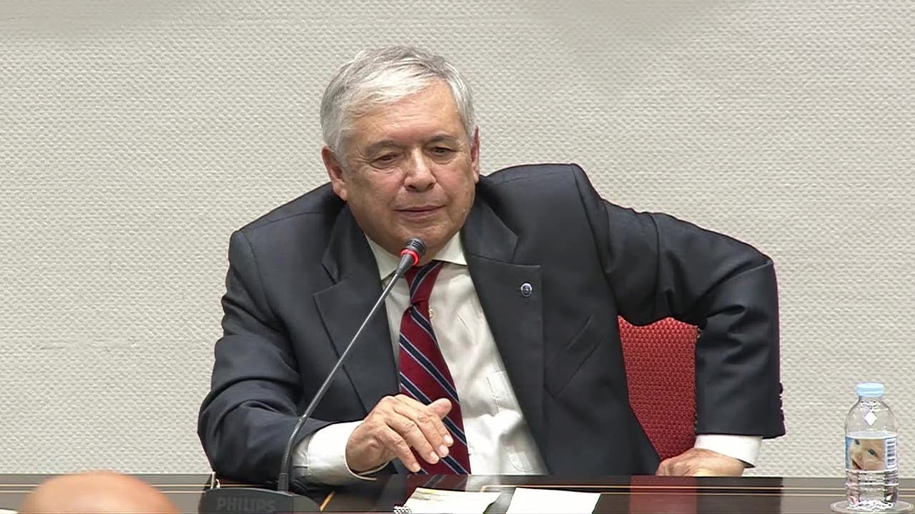 Luis Fajardo Spínola en la presentación de su libro ‘Sistema de planeamiento en Canarias’ en el Parlamento de Canarias en 2017.