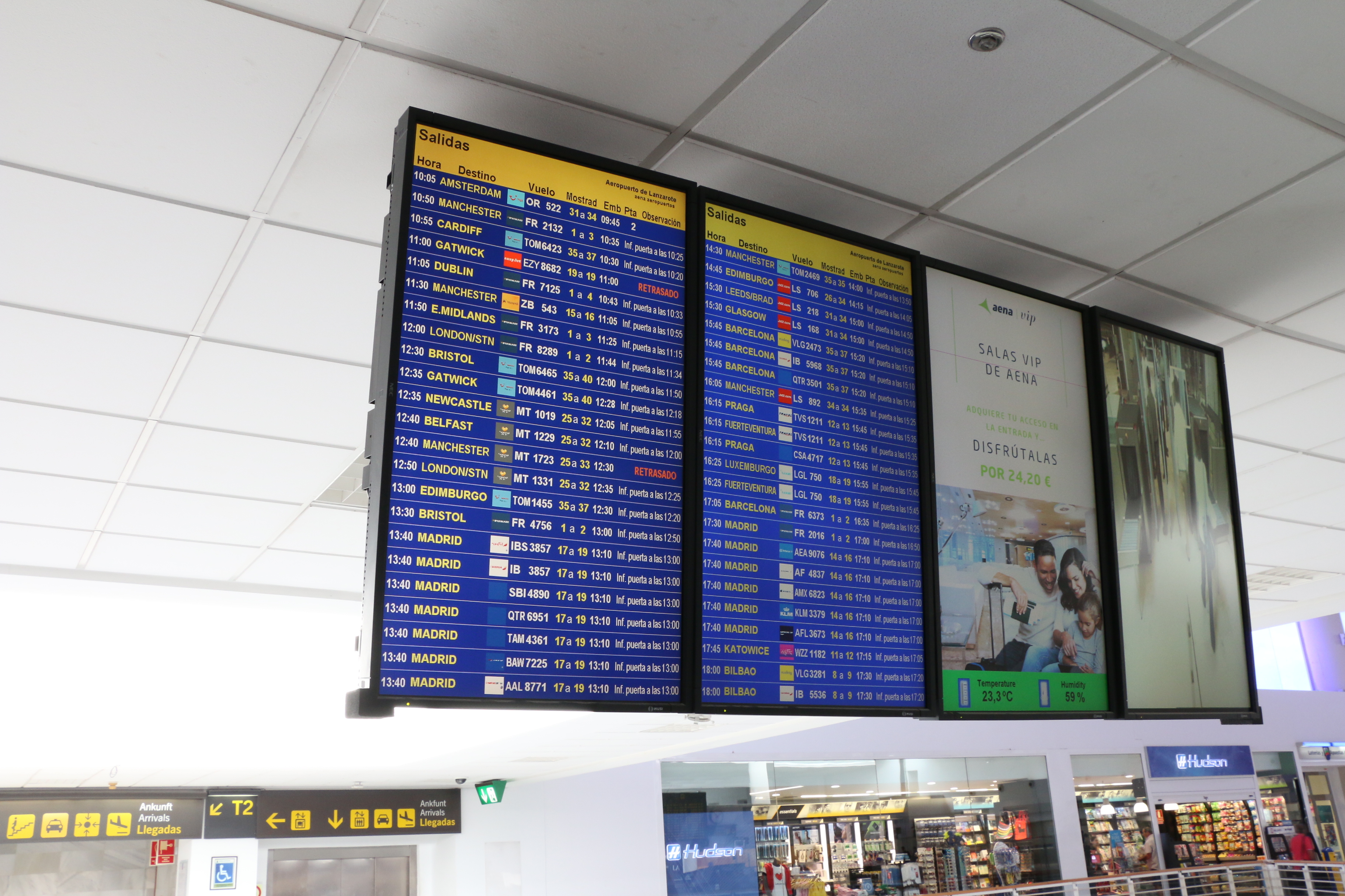 Pantalla con salidas de vuelos en el Aeropuerto de Lanzarote. I