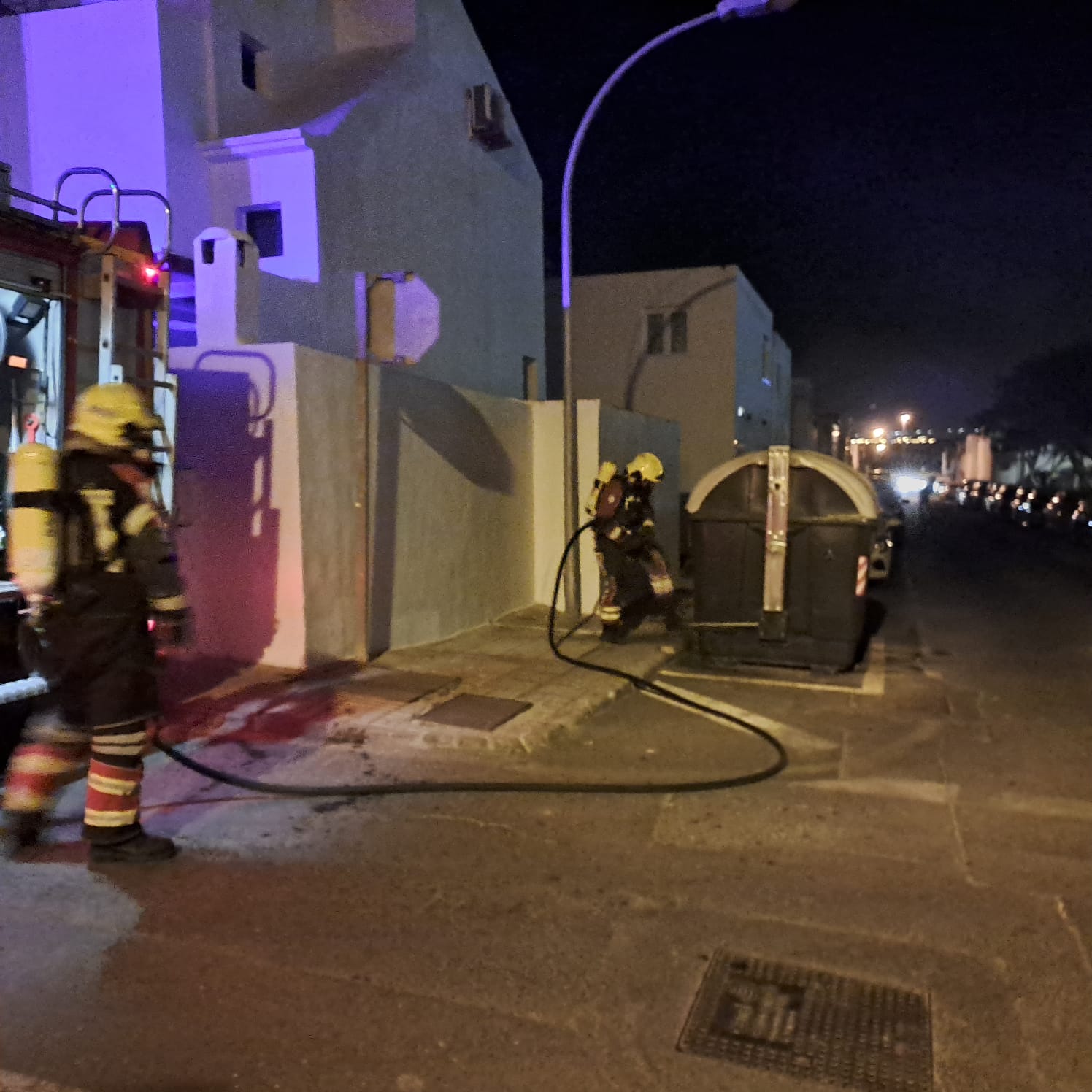 Incendio de un contenedor en Altavista.