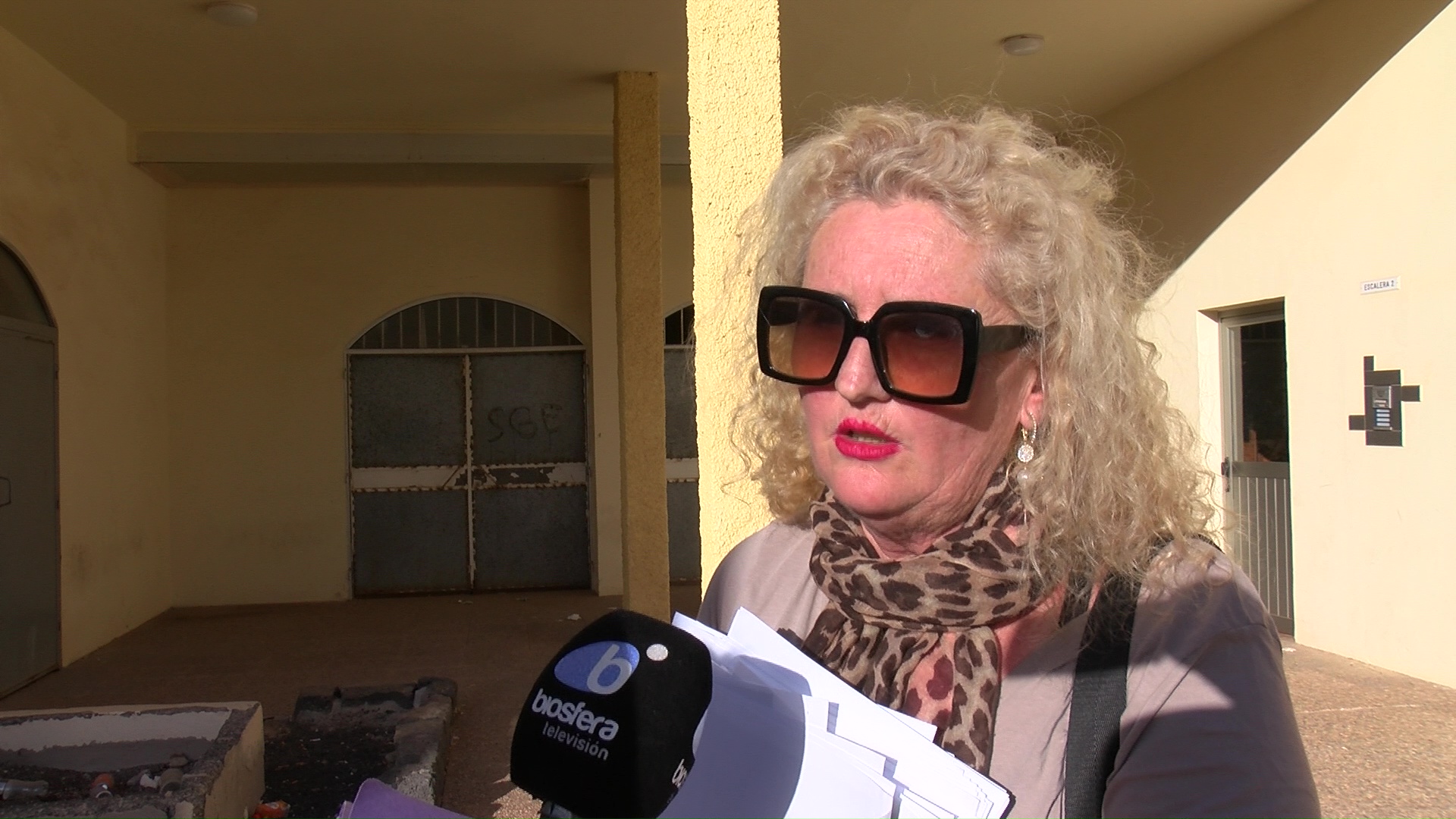 Dolores Campos frente a su vivienda en Los Alonsos.