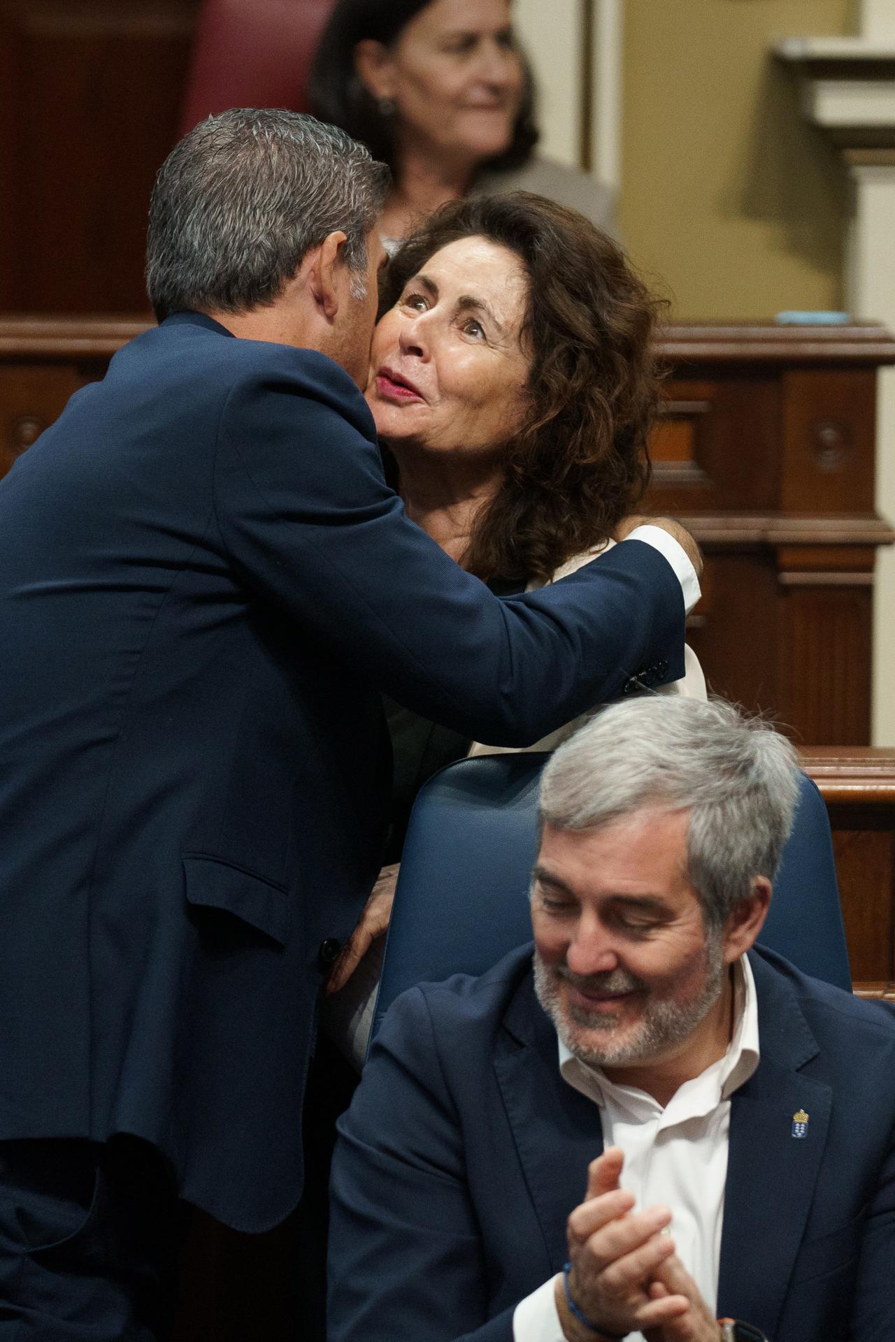 La consejera de Hacienda y Relaciones con la UE del Gobierno de Canarias, Matilde Asián, es felicitada por el vicepresidente Manuel Domínguez en presencia del presidente de Canarias, Fernando Clavijo.
