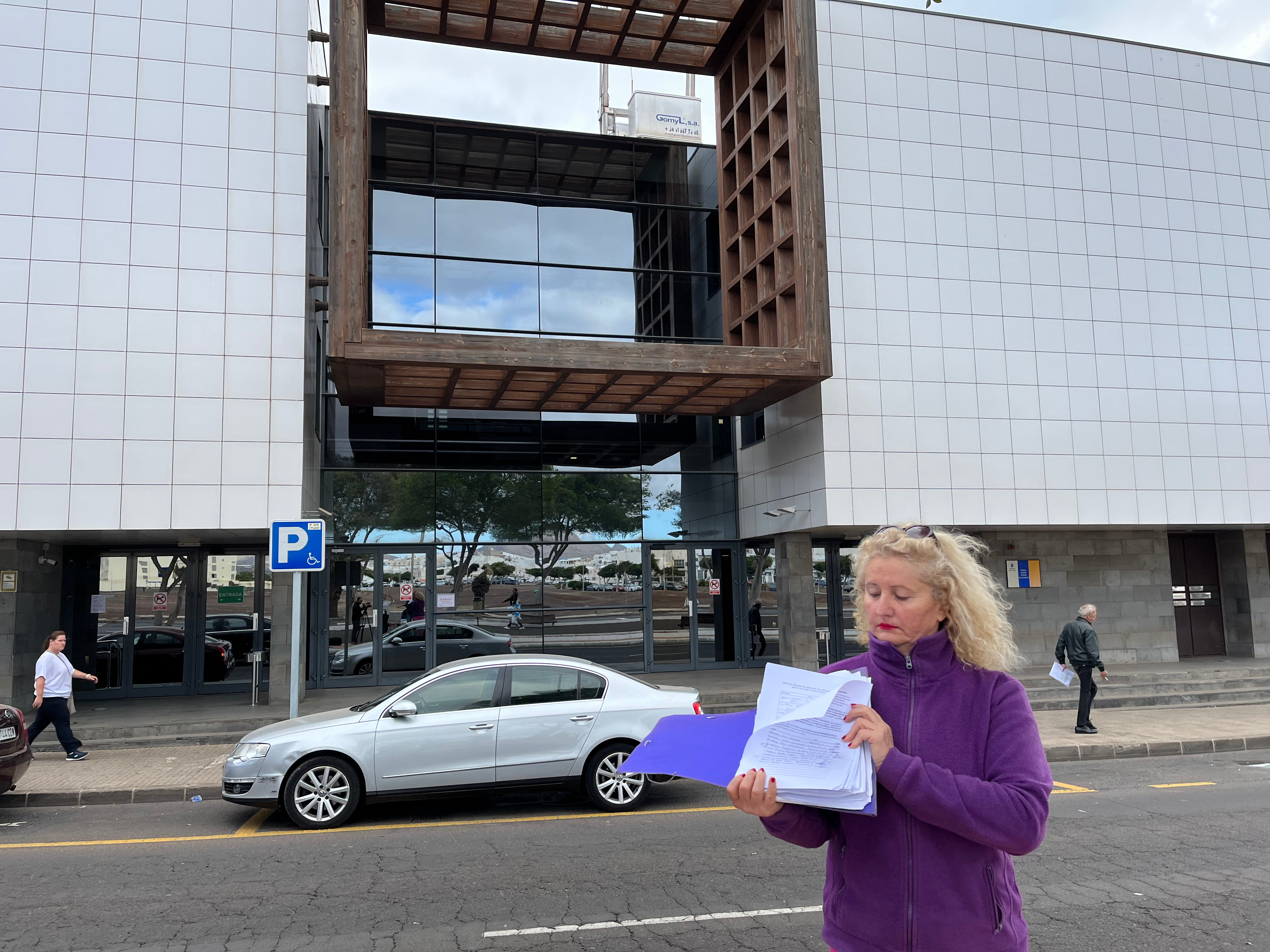 Dolores Campos se manifiesta frente a los Juzgados de Arrecife.