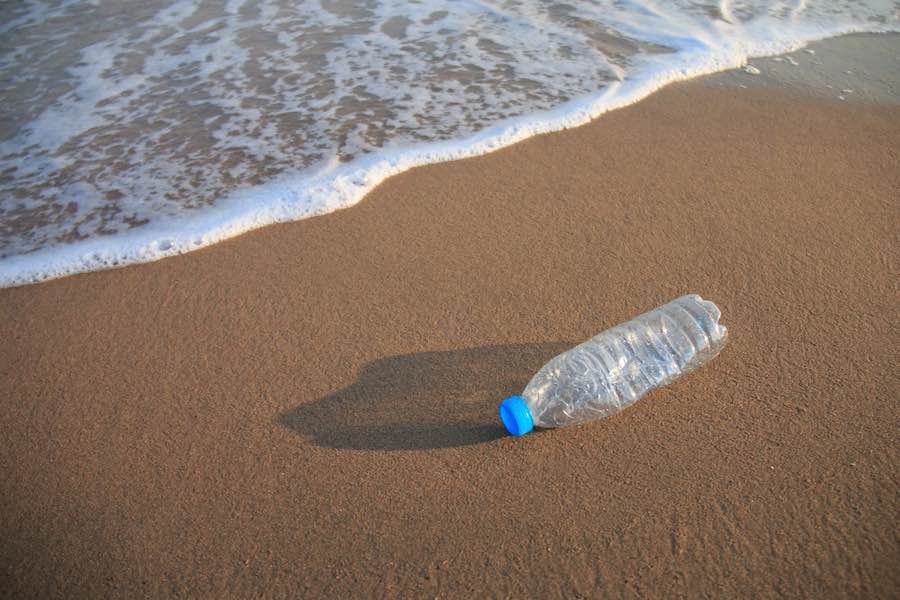 Botella de plástico en la orilla de una playa.