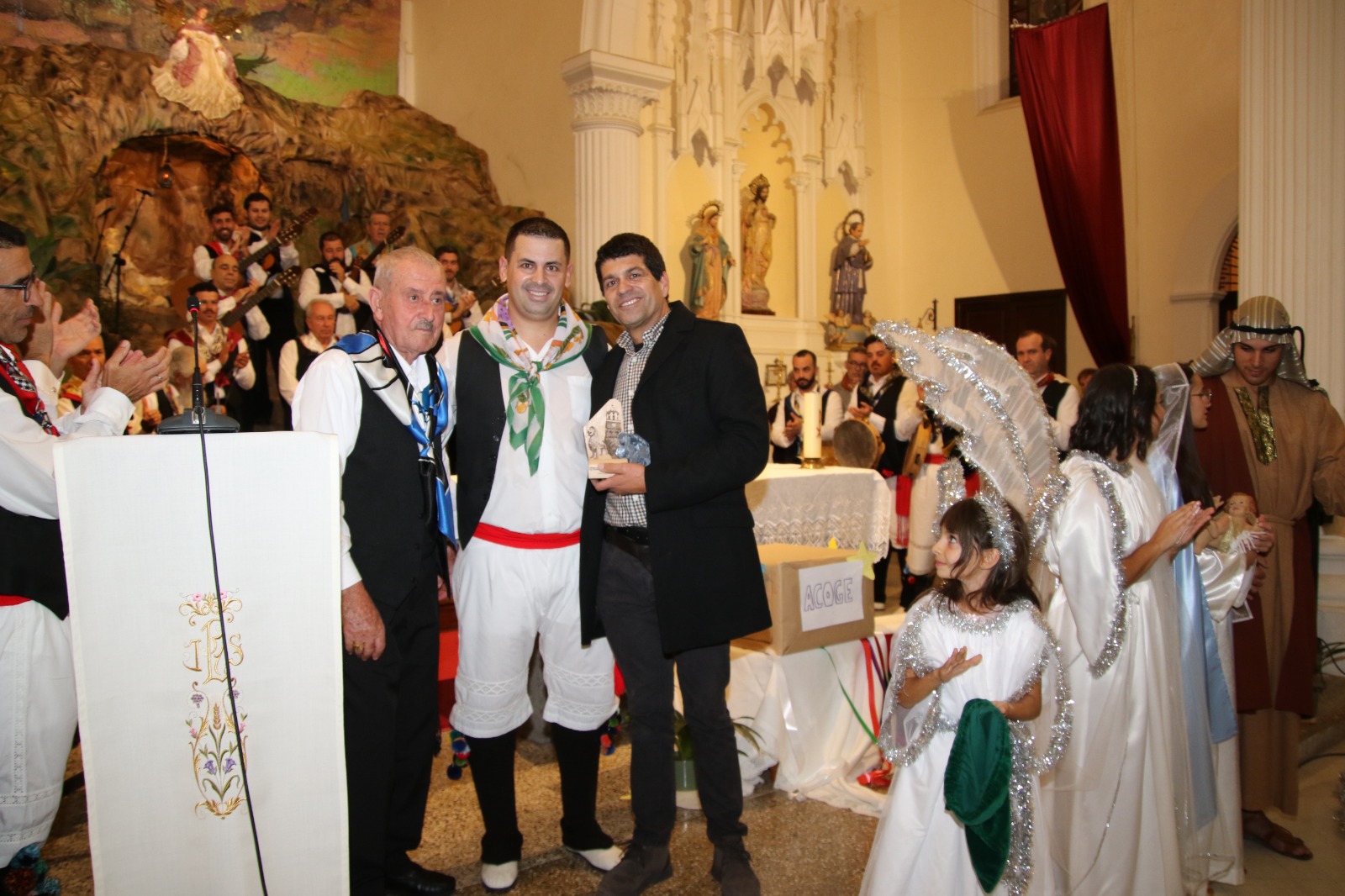 Entrega de la máxima distinción del Rancho de Pascua de Teguise. Simón Reyes, Adrián Villalba y Norberto de León.
