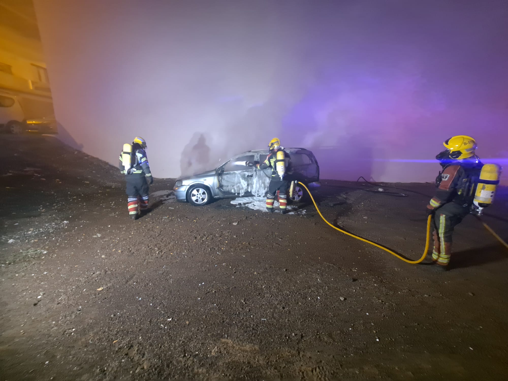 Vehículo incendiado.