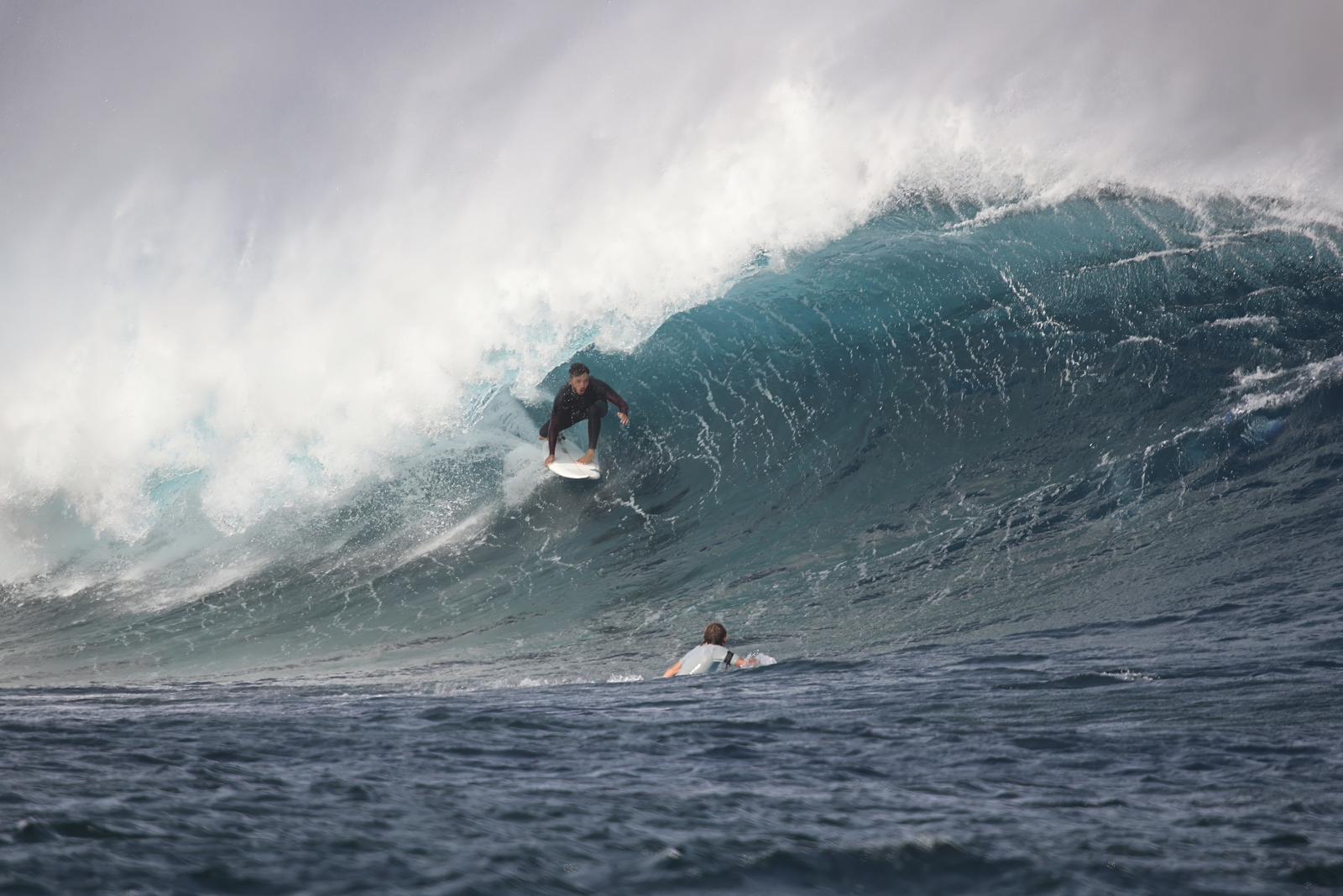 Mateo Cotton surfeando.