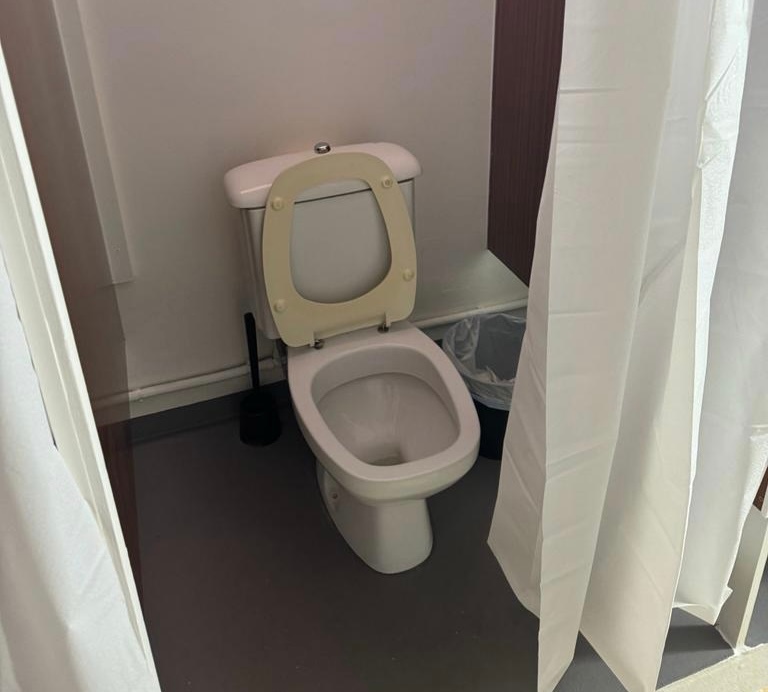 Baño compartido en "coworking" de Arrecife.