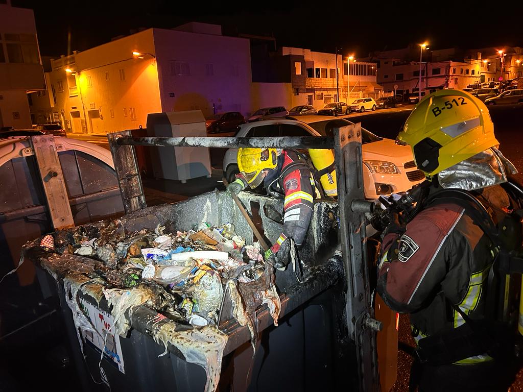 Incendio contenedor en San Bartolomé.