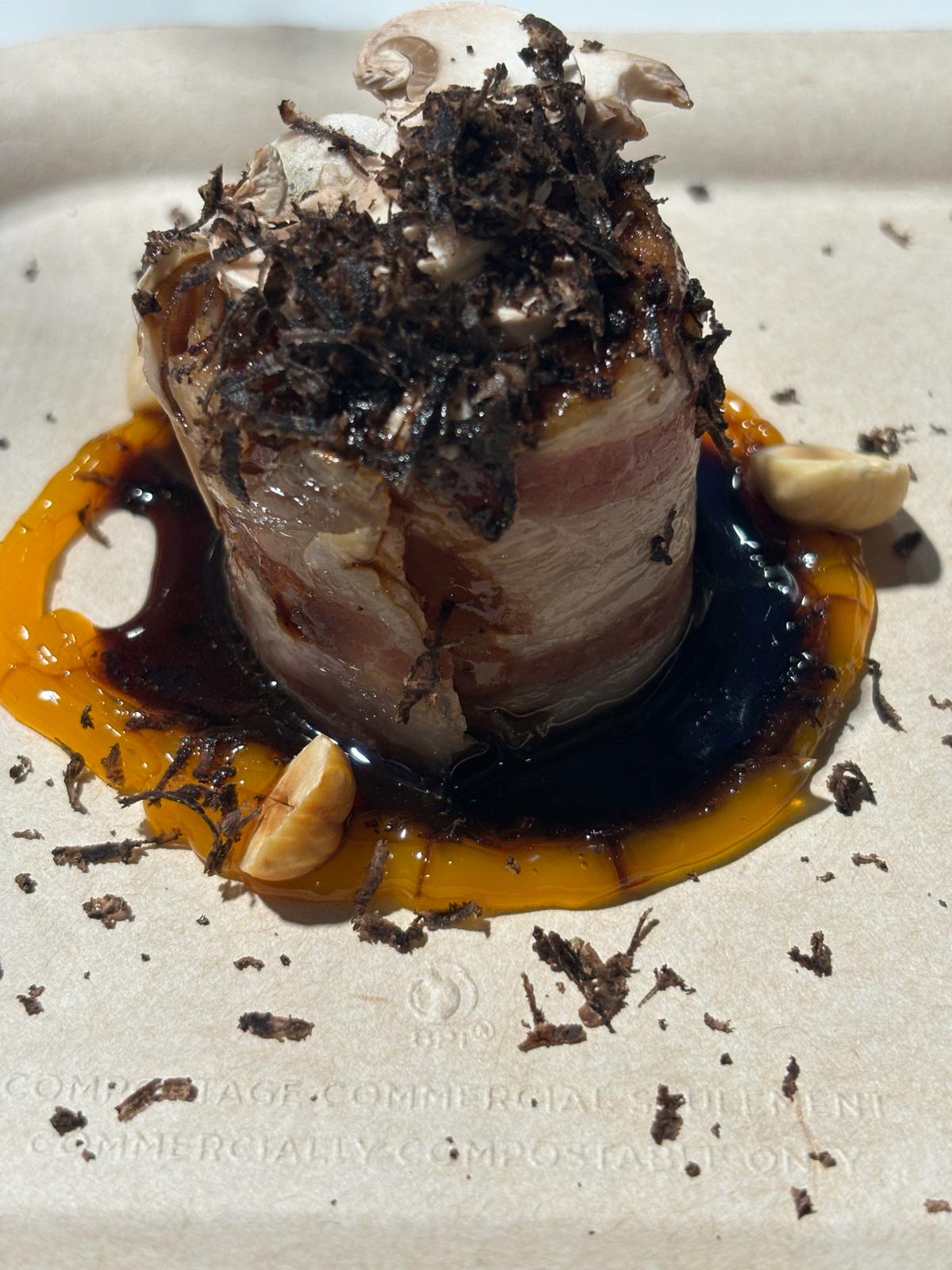 Plato de Gonzalo Calzadilla (Isla de Lobos). Royal de cochino negro con salsa cazadora.
