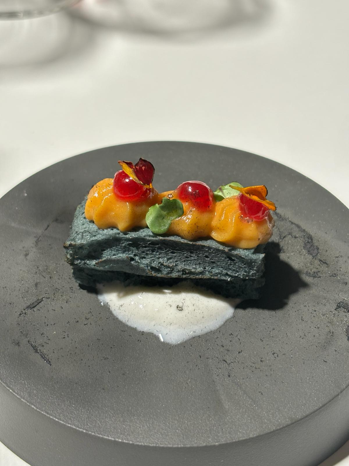 Plato de Adelia Ramírez, (Adelia Canarias). Un bocadito de Yogurt de leche de cabra, cremoso de batata de jable, higo tuno y sal de Janubio.