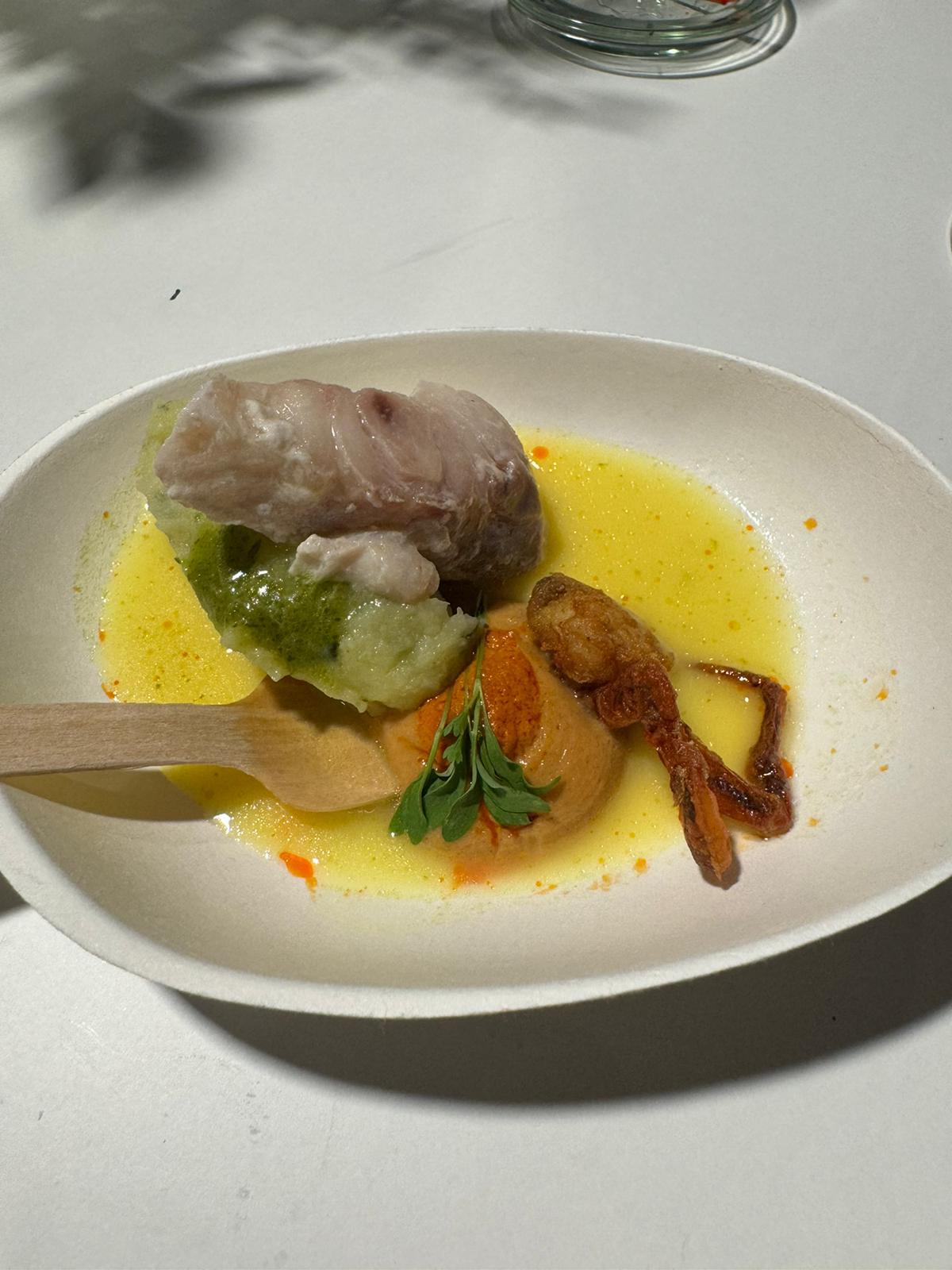 Plato de David Brito (Dunas de Famara). Lomo de pescado hervido y un puré de papas y cilantro.