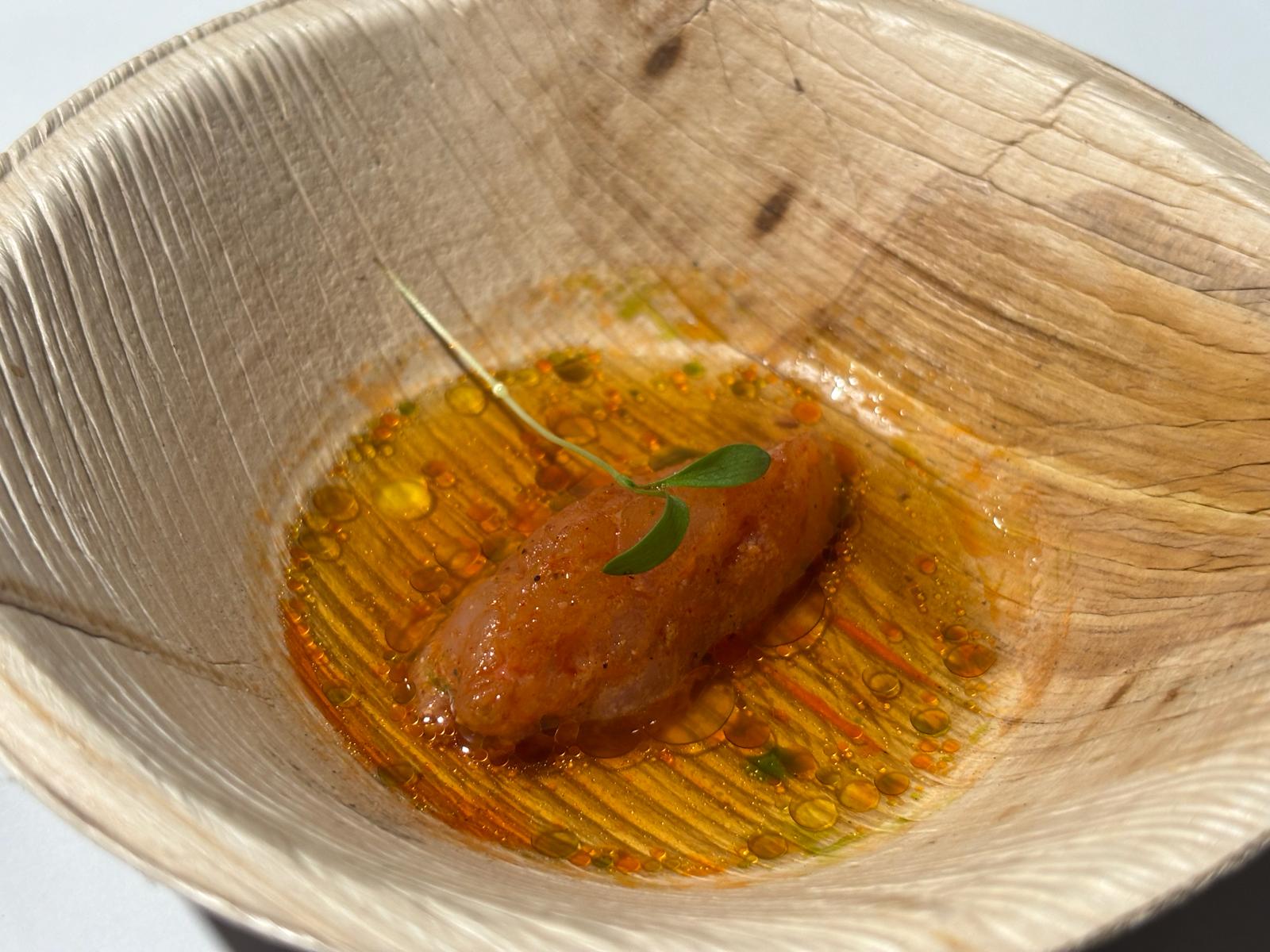 Plato de Jaime Cabral (Salitre). Tartar cítrico de gambas de La Santa con caldo de cebolla tostado.