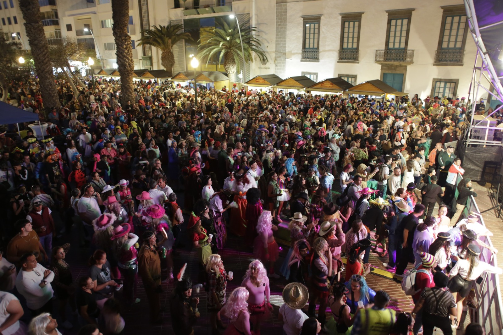Más de 20.000 personas disfrutaron del Carnaval de Arrecife este sábado.