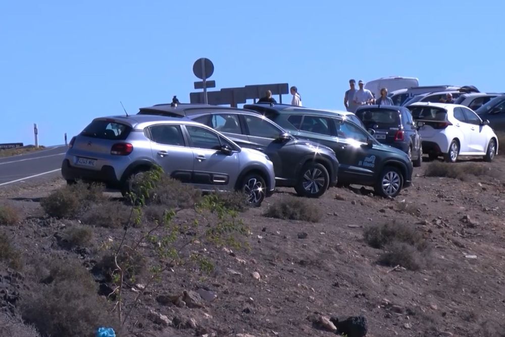 Coches aparcados para visitar la zona de Las Grietas