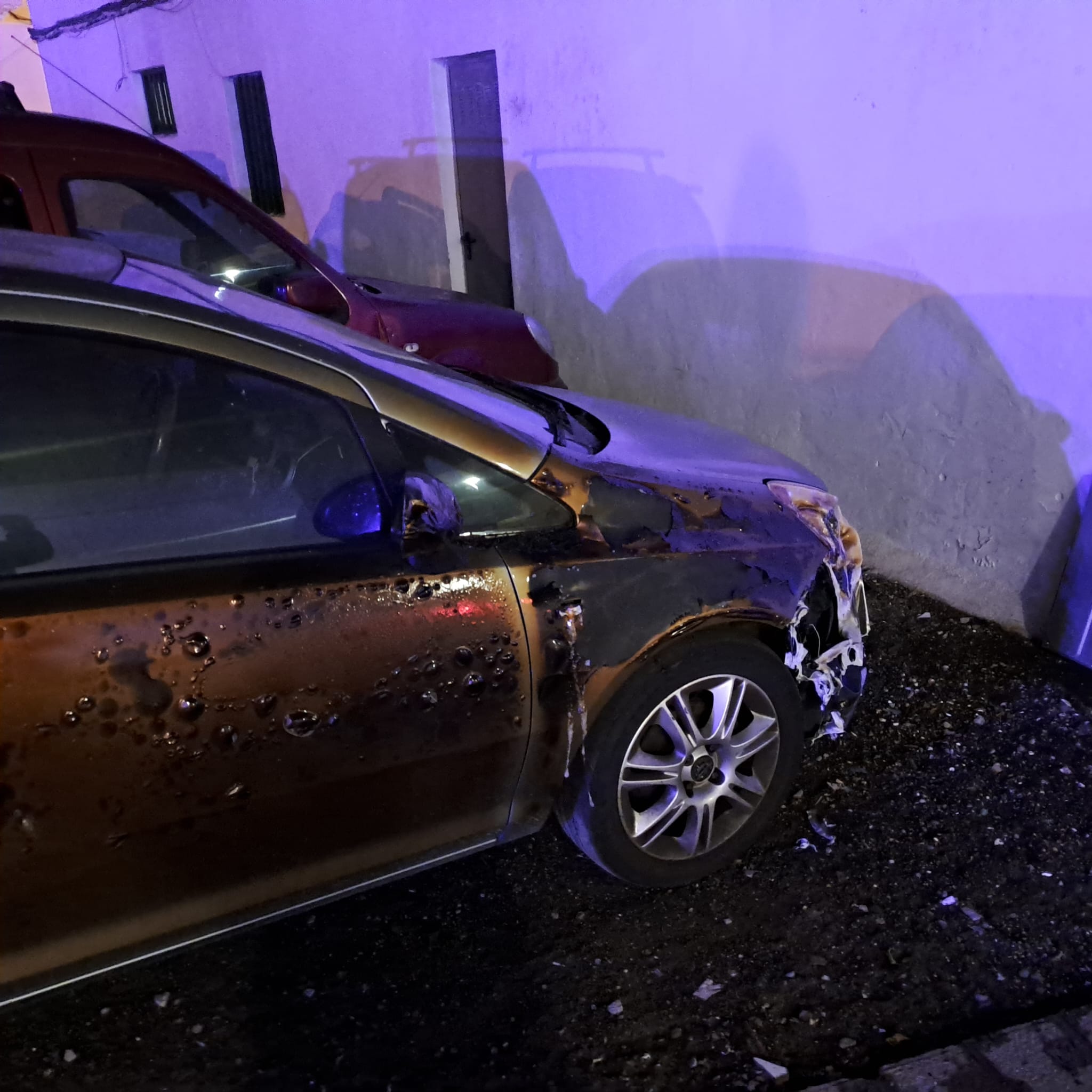 Coche afectado por el incendio de contenedores.