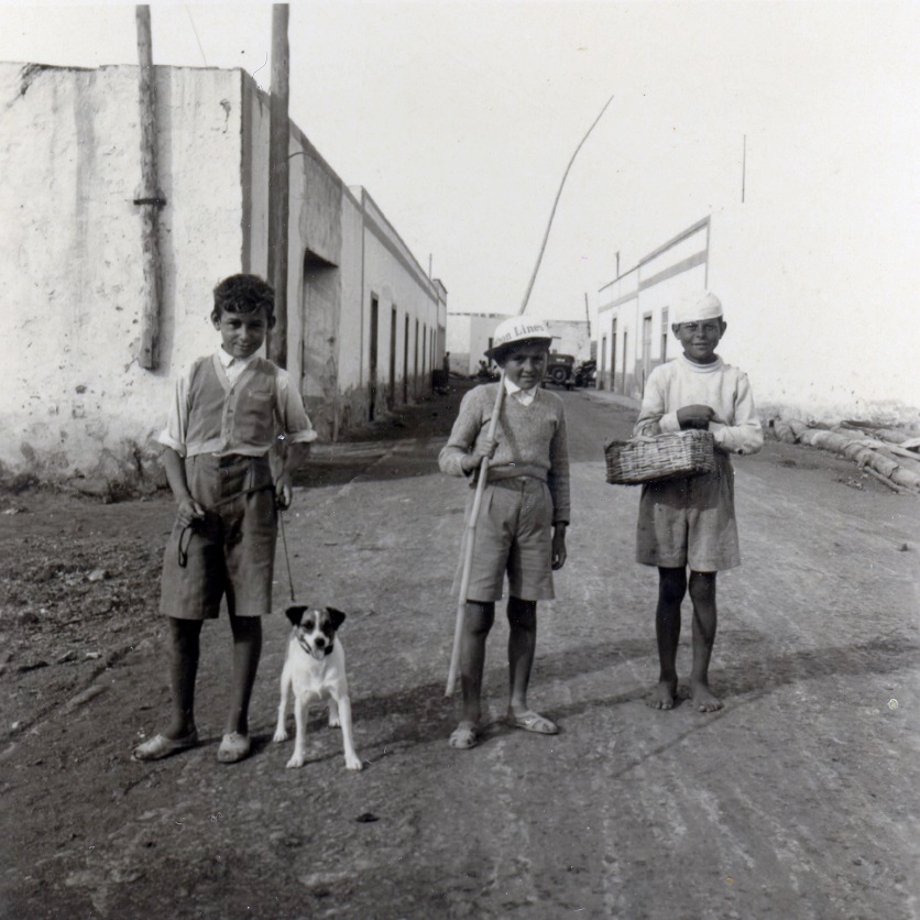 Niños en Arrecife. Autor_ Jan Blaauboer. Circa 1952-1954. Archivo Histórico de La Palma.