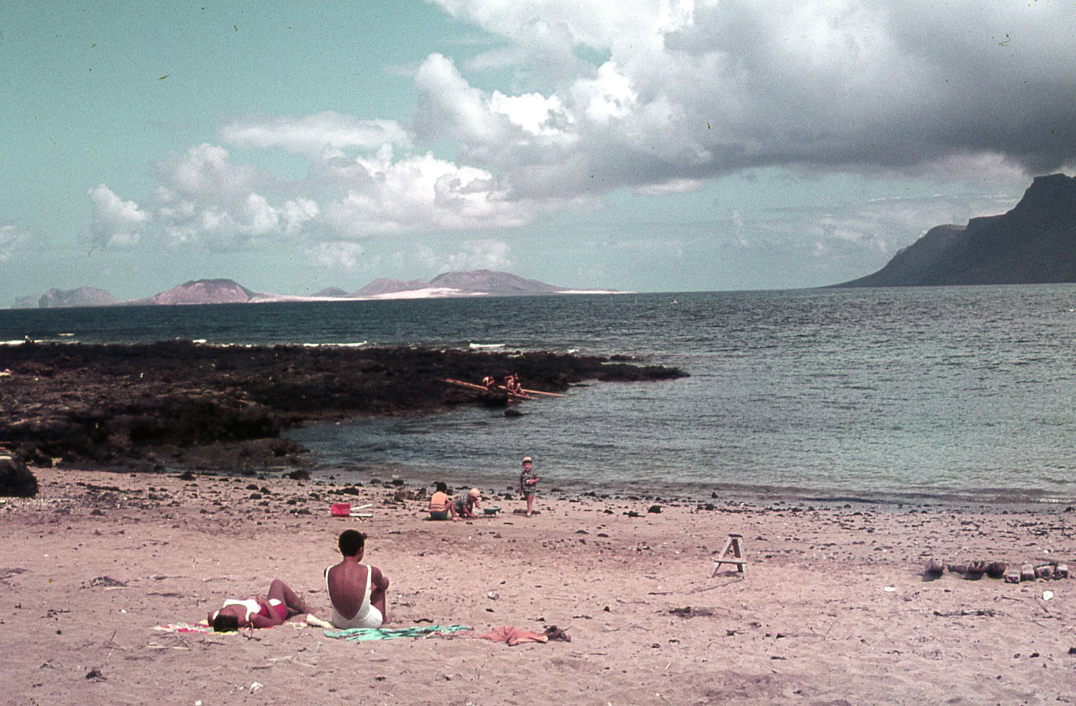 Playa del pueblo de La Caleta de Famara. Autor_ Jaime Caballero Díaz. Año 1970. Colección Cristina Caballero.