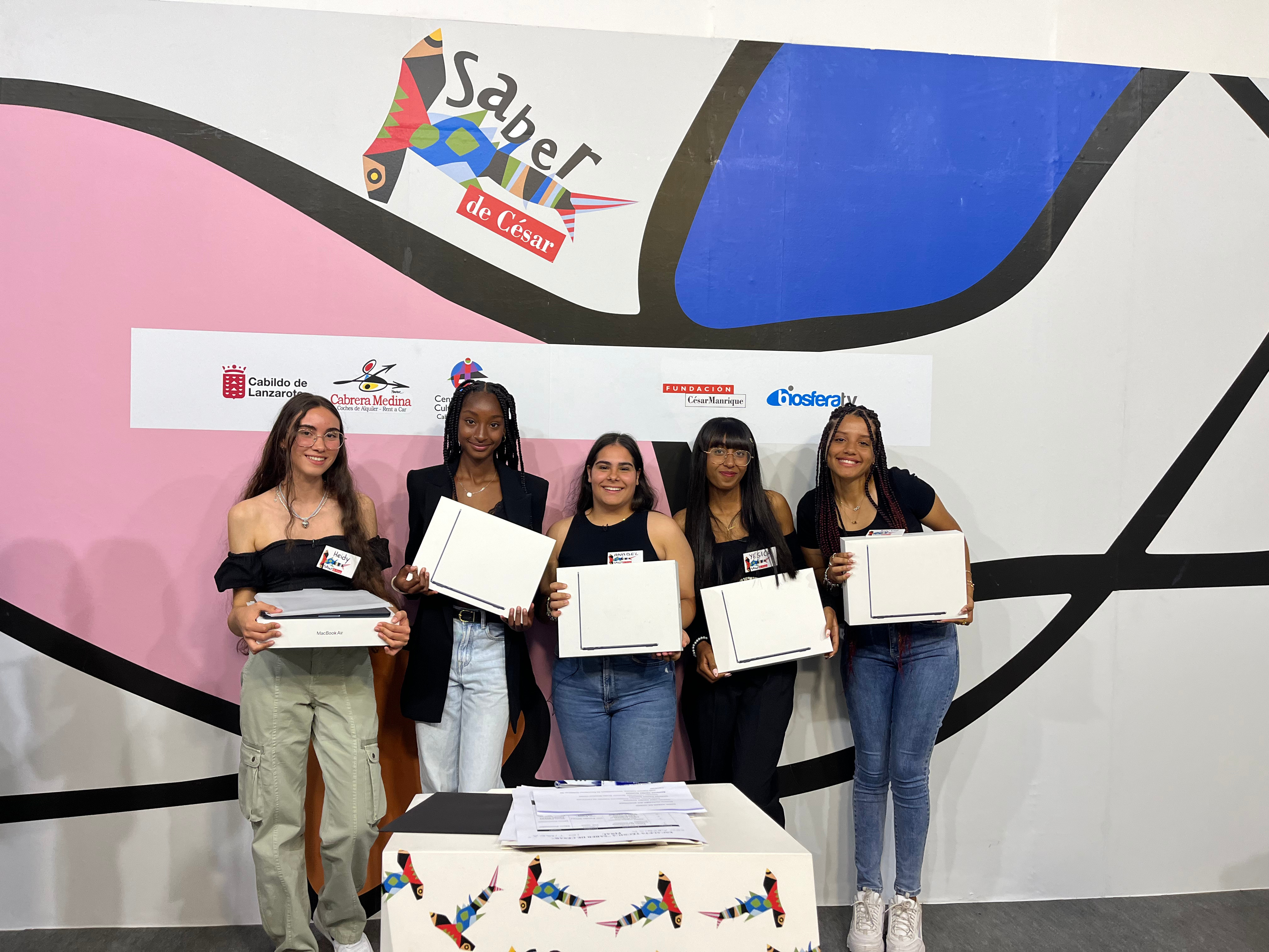 Alumnas del CEO Argana "B" con su premio.
