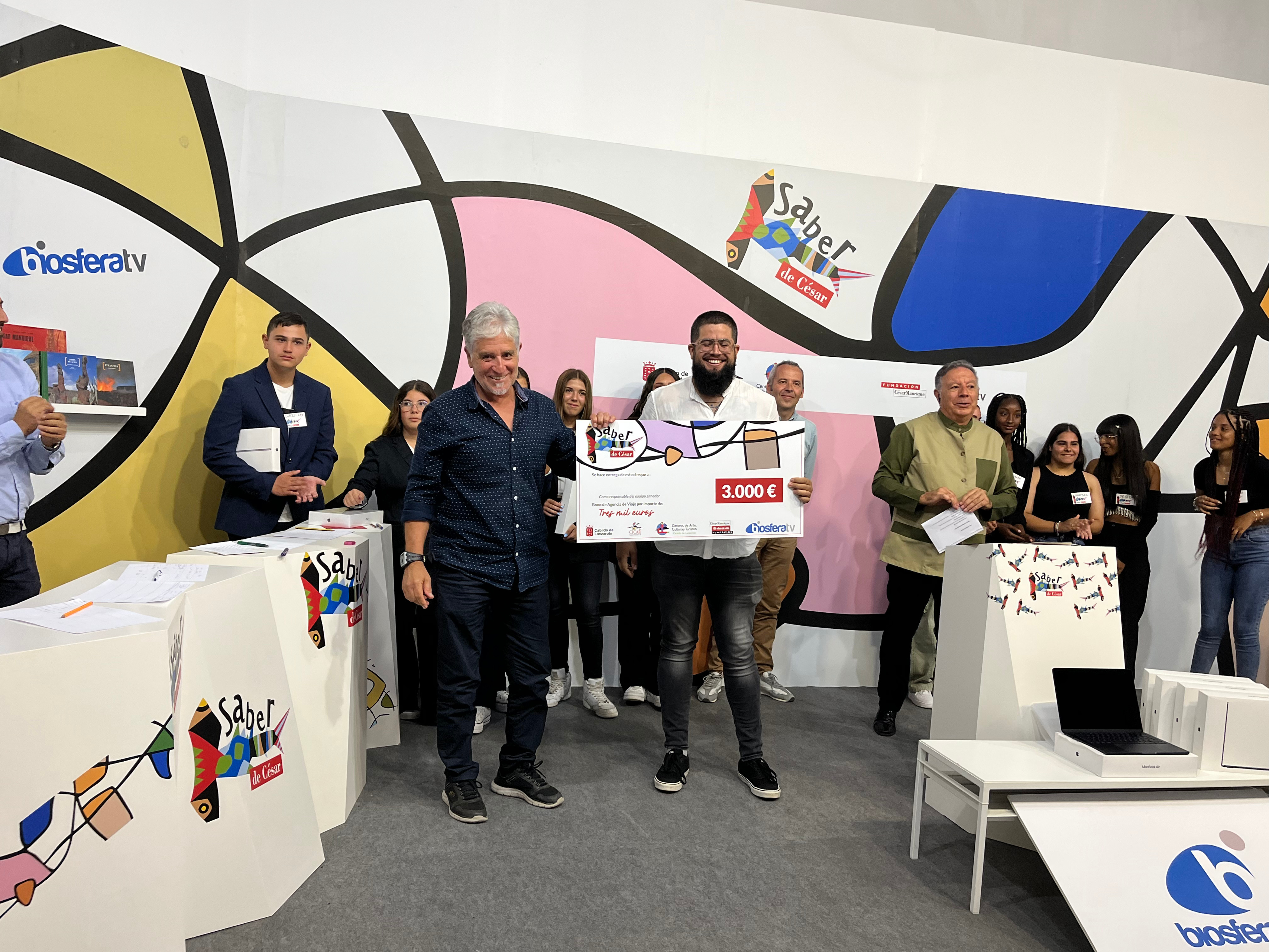 Profesor del CEO Argana "B" con su premio.