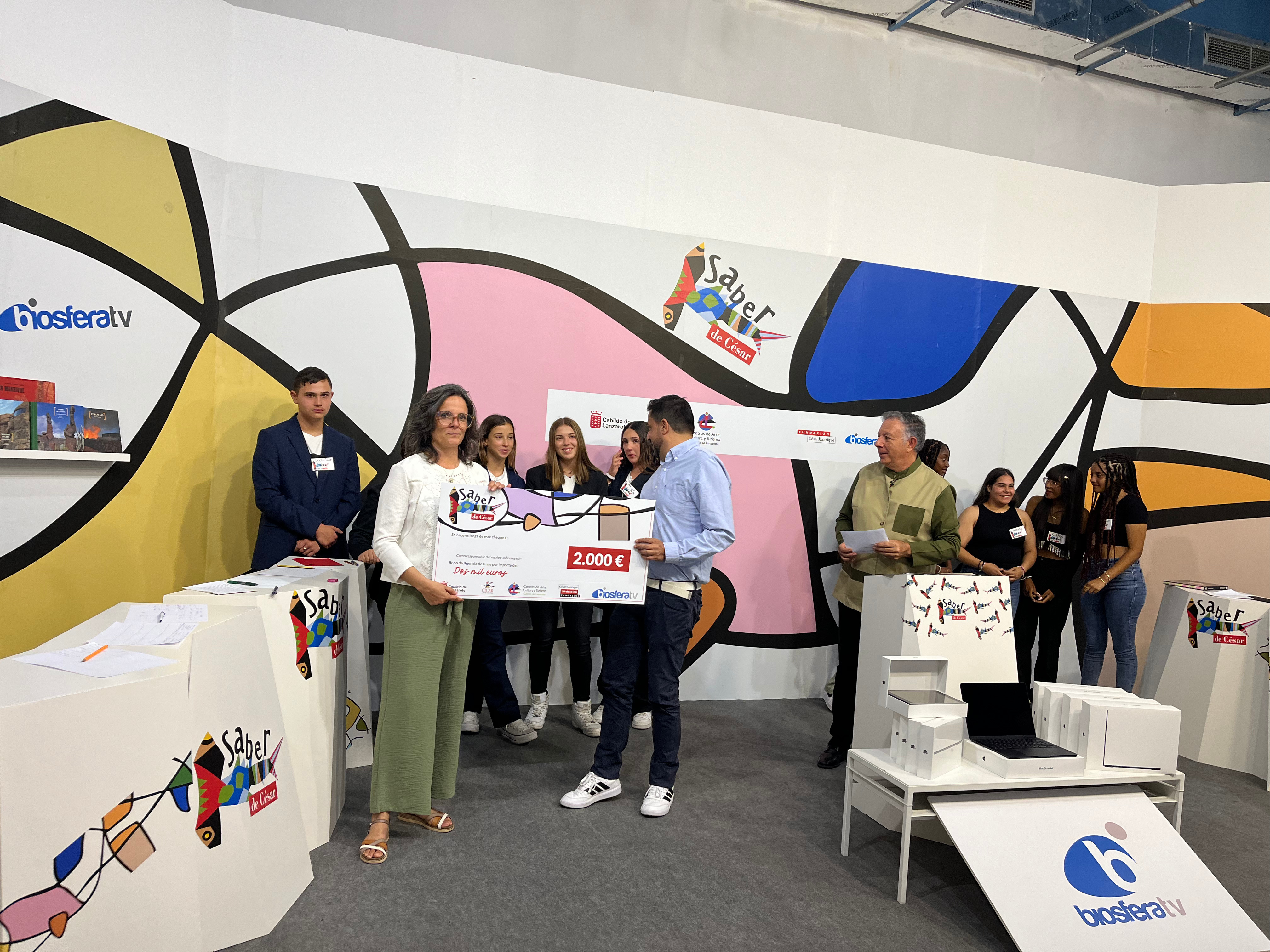 Profesora del IES Tinajo "A" con su premio.