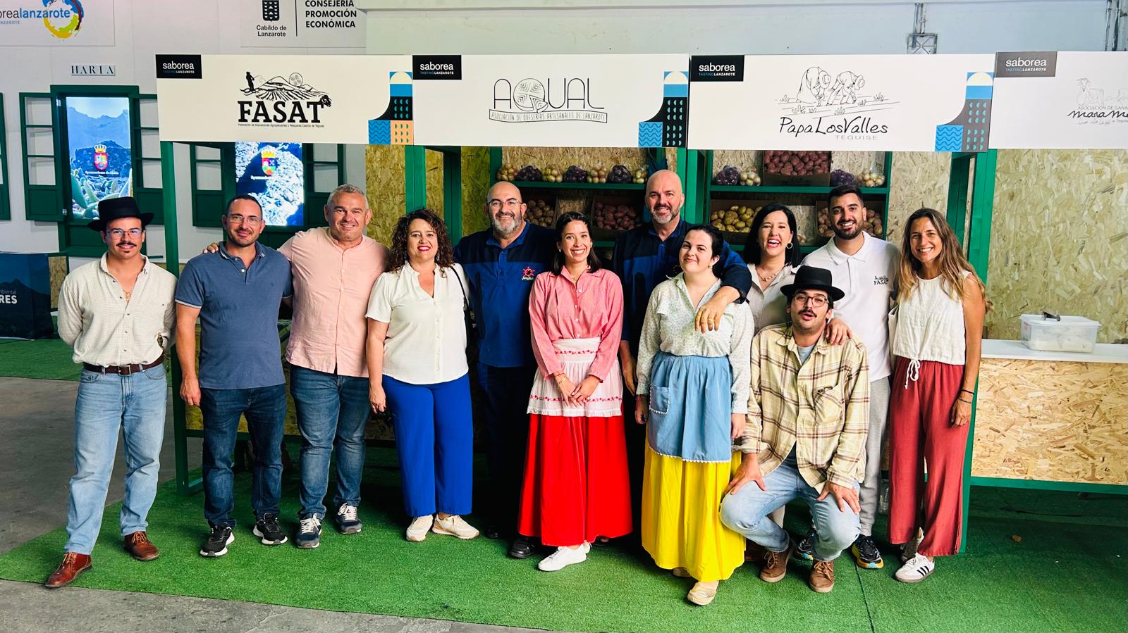 Visita Jacobo Lemes y Abigail González stand Arrecife.