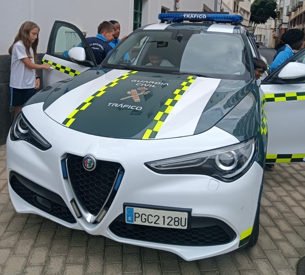 Alumando en un coche de la Guardia Civil.