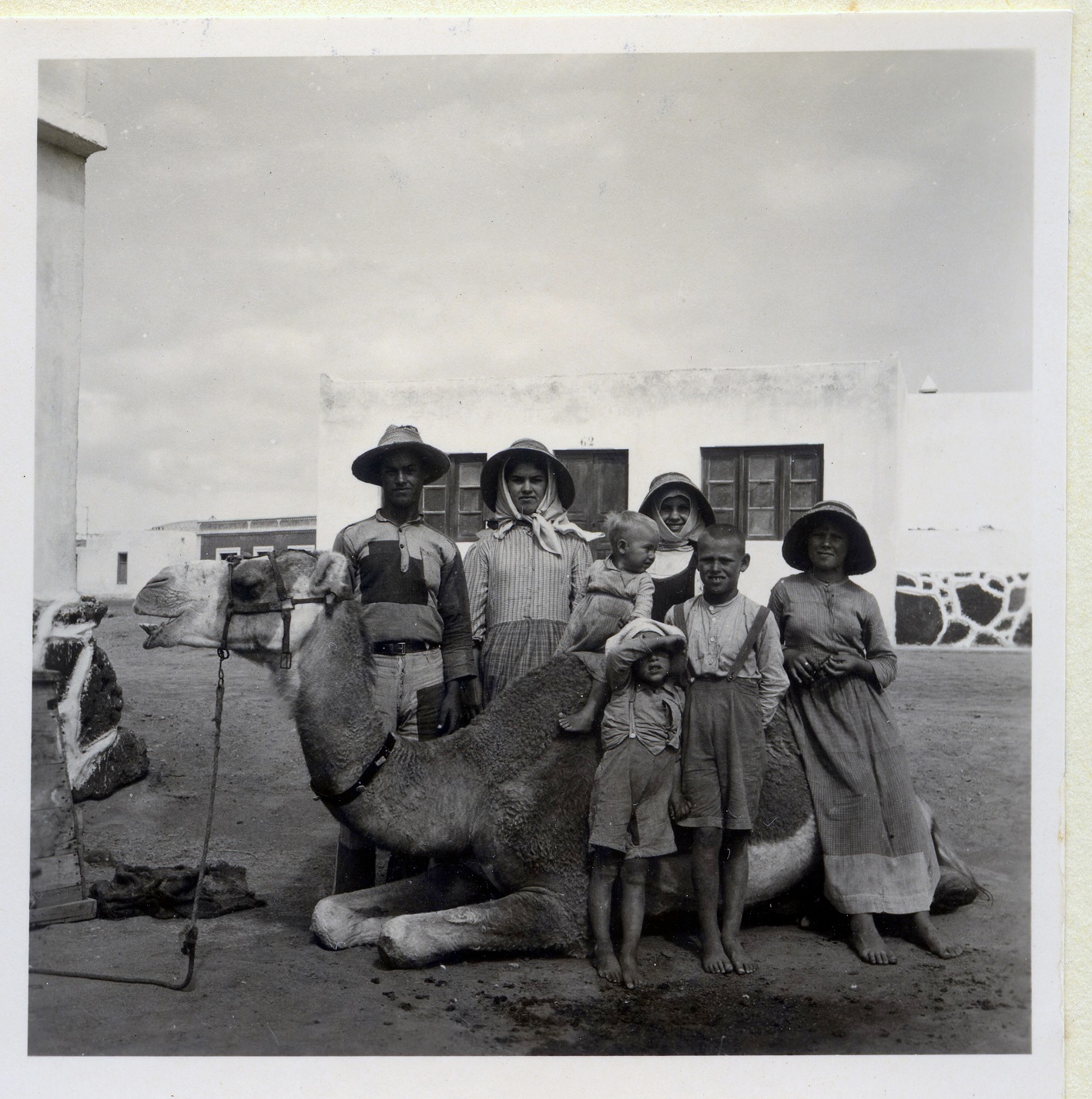 Gracioseros con camello. Foto de Jan Blauuboer. (Circa 1952-1944). Cedida por Archivo Histórico La Palma.