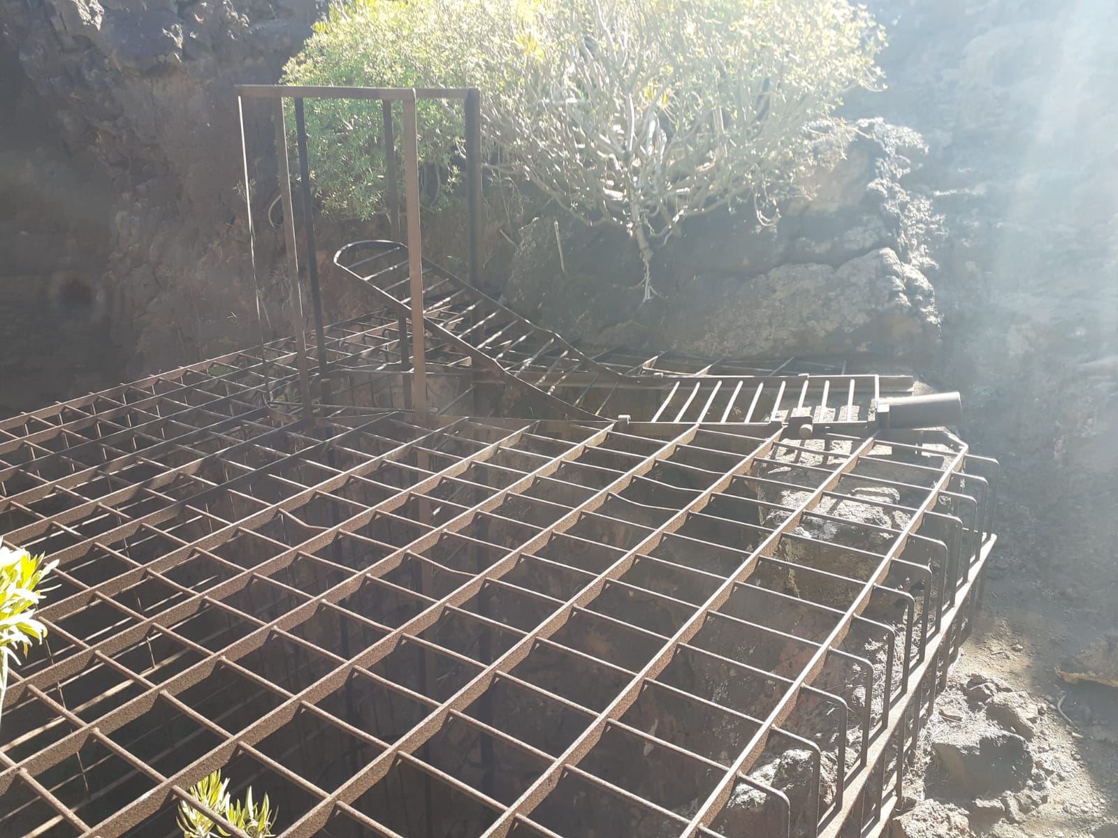 Vista del enrejado, cerramiento y acceso deteriorado a la Cueva de Los Lagos en cuyo diseño no contaron con las propuestas e indicaciones de ubicación y tipologia del club GEC Uestayaide. Imagen: GEC Uestayaide.
