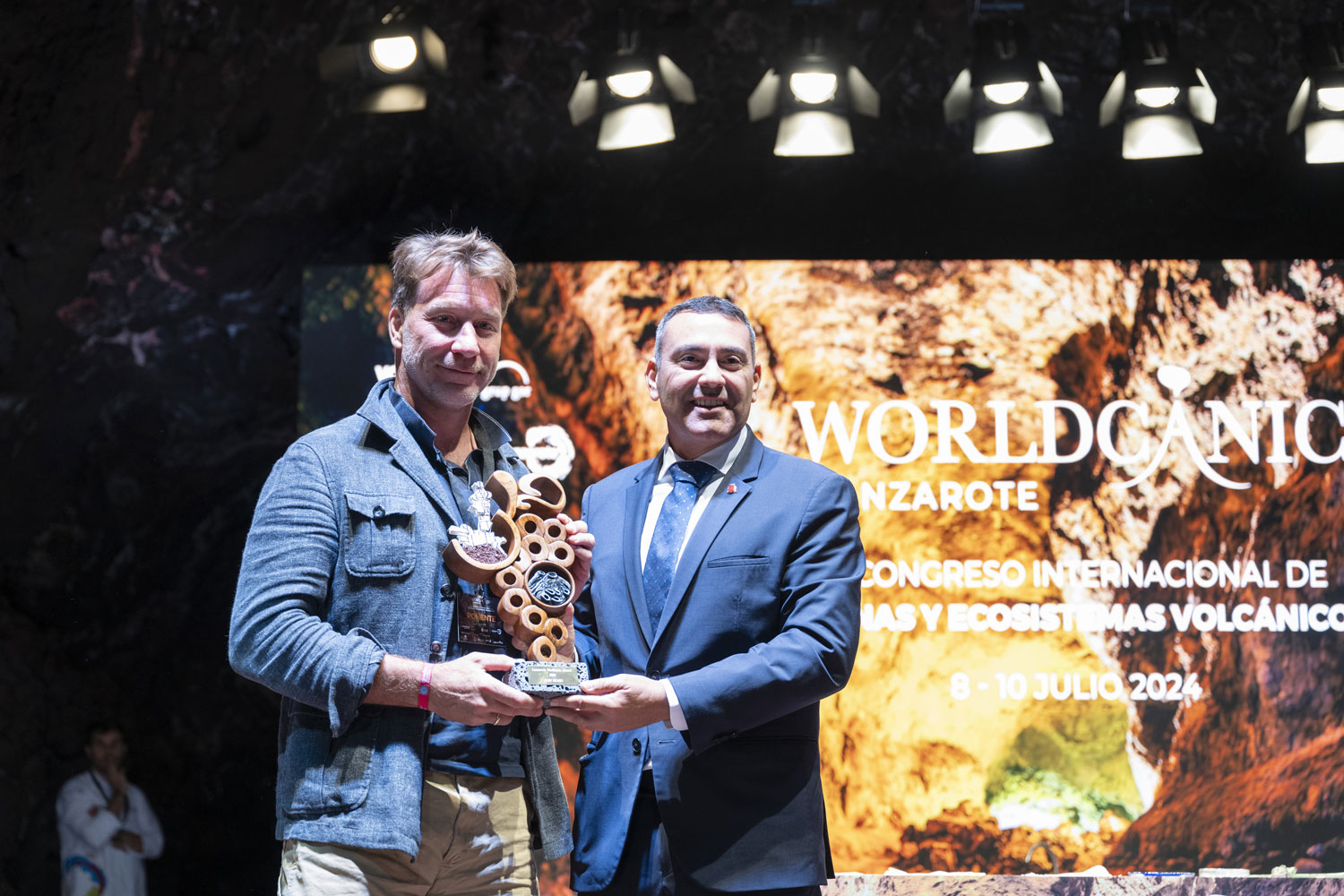 John Szabo recibe el premio Worldcanic 2024.
