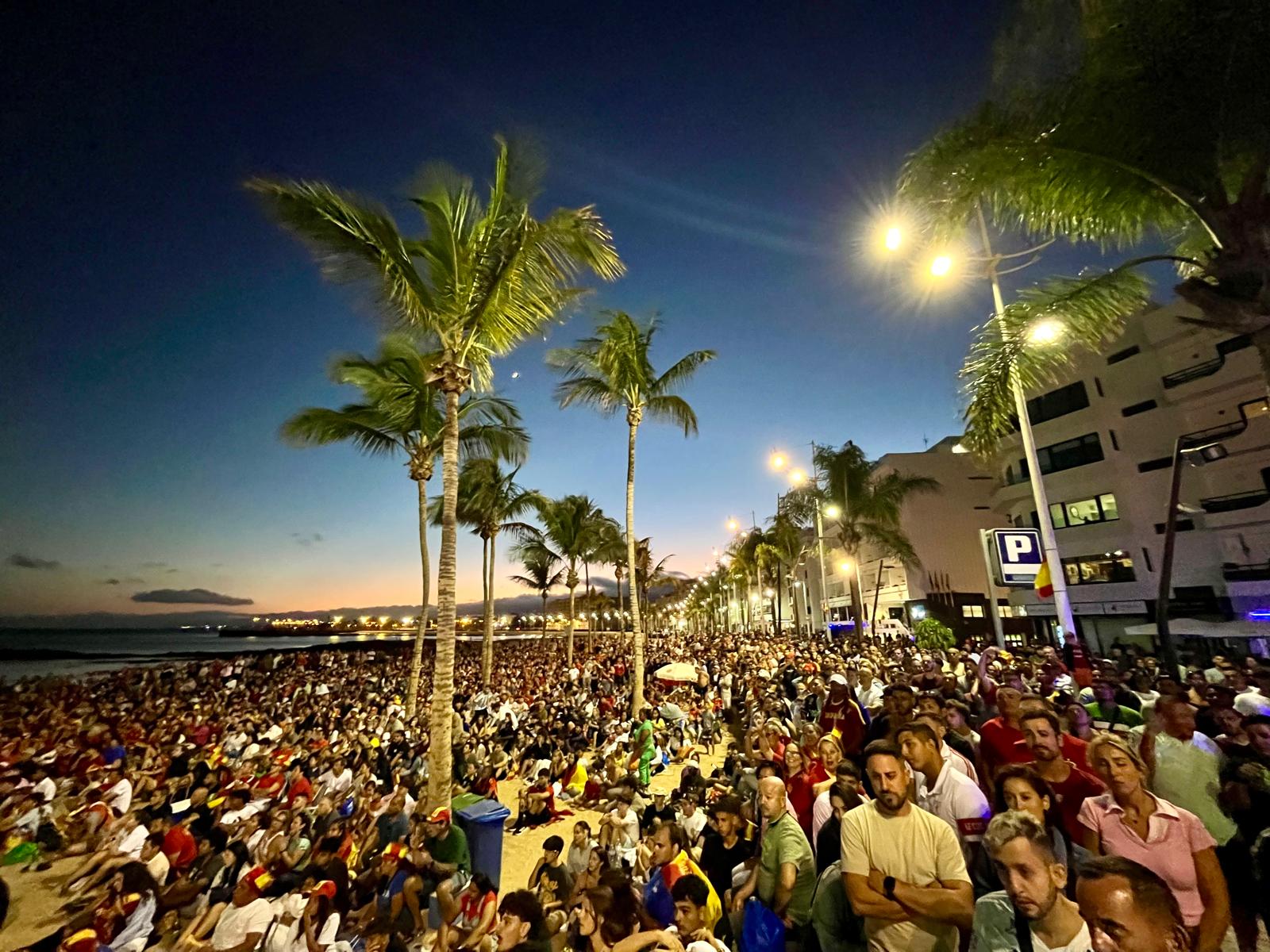 Miles de afiicionados disfrutaron anoche con el pase de España a la final en la Playa de El Reducto (Arrecife).