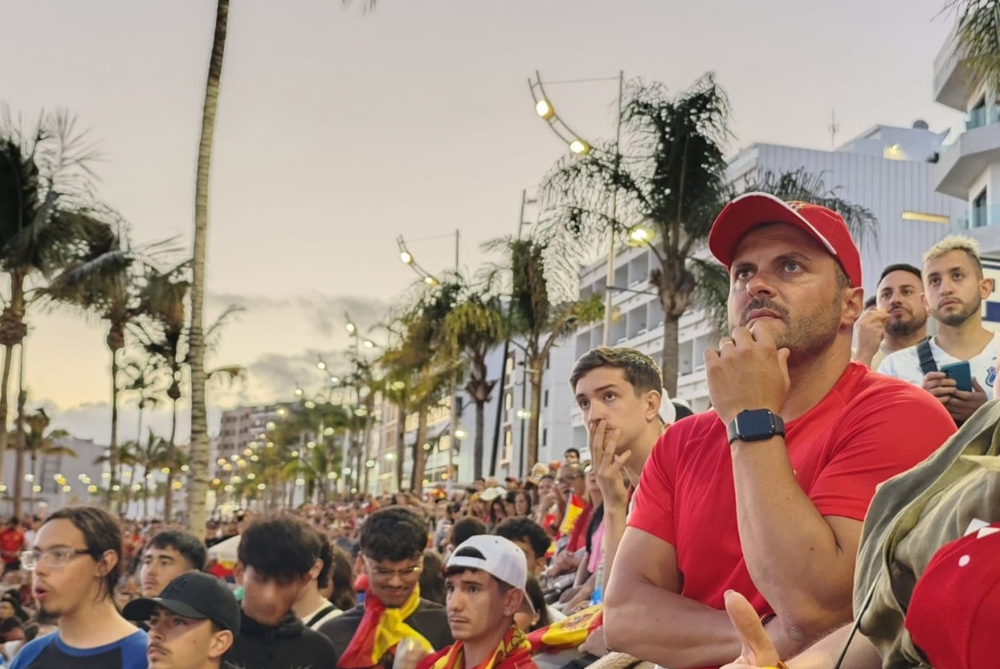 Yonathan de León viendo el partido.