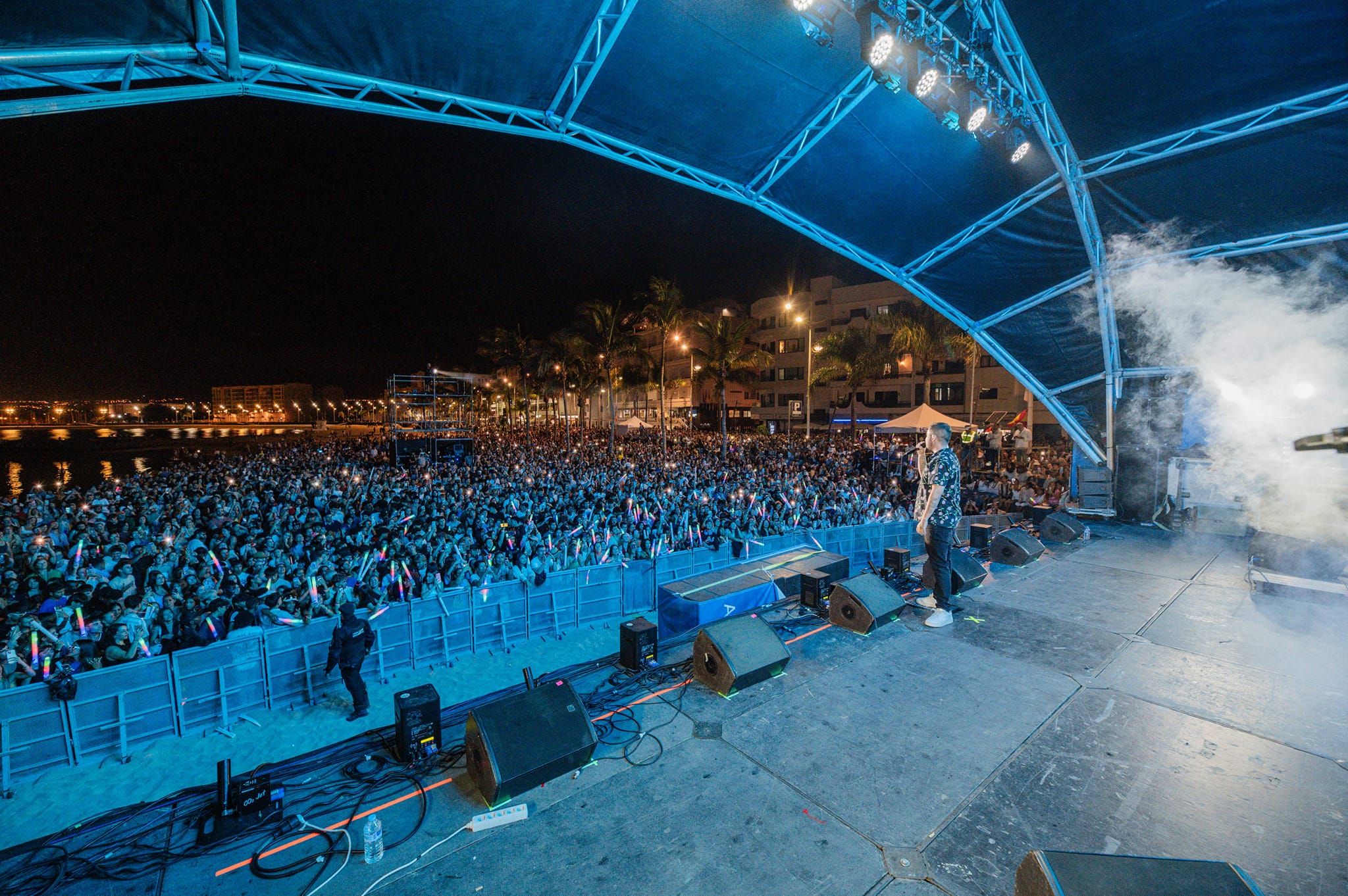 La playa de El Reducto abarrotada de público en la celebración del Arrecife Summer Fest. Actuación de Beret