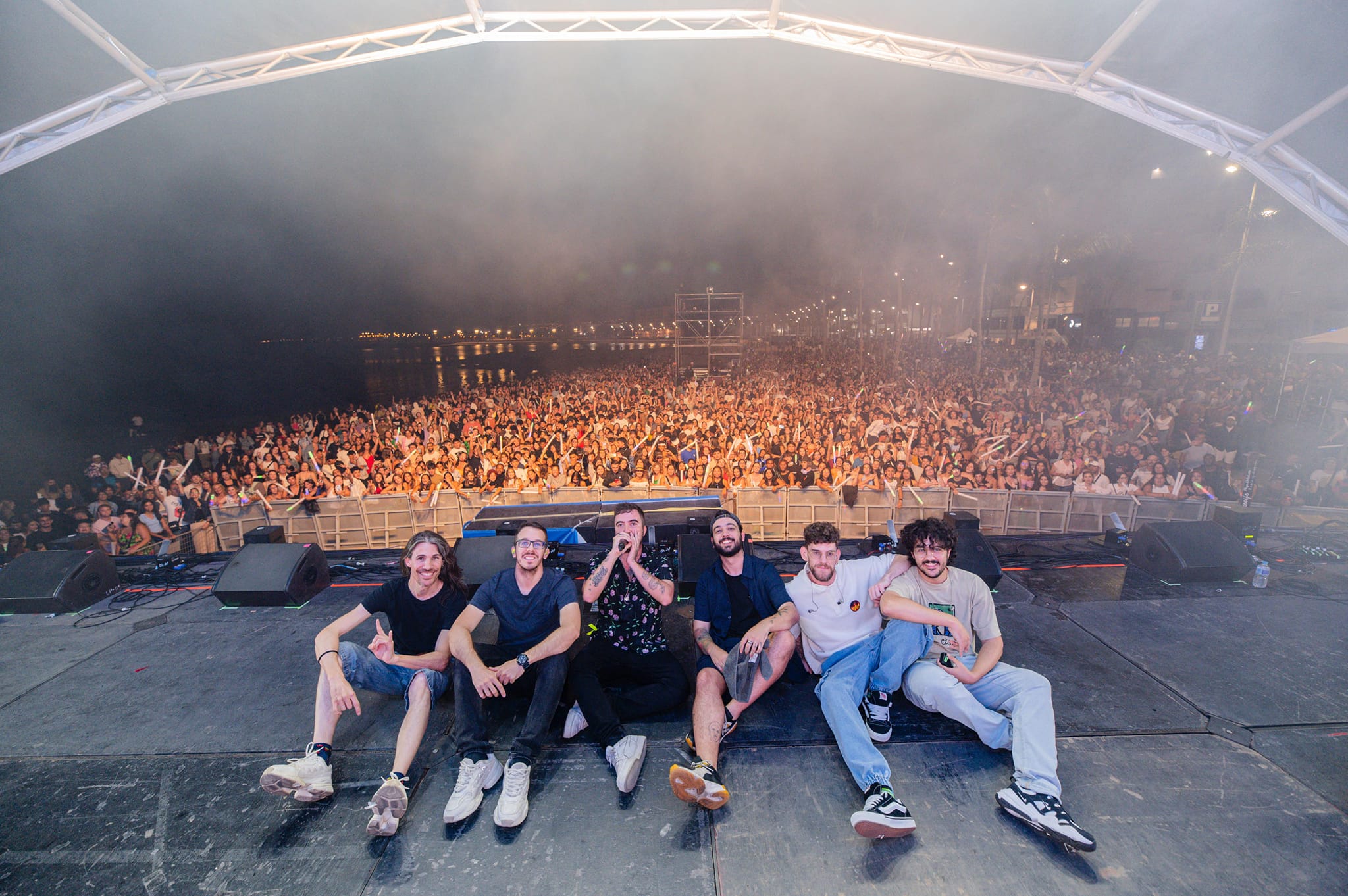 La playa de El Reducto abarrotada de público en la celebración del Arrecife Summer Fest. Actuación de Beret junto a sus músicos, tras la actuación.