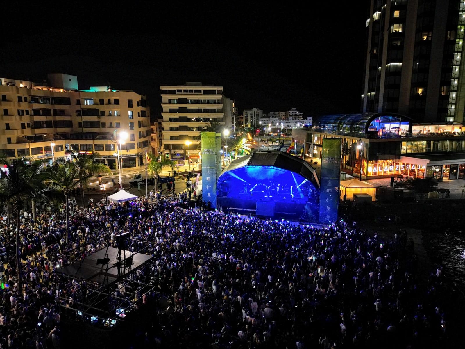 La playa de El Reducto abarrotada de público en la celebración del Arrecife Summer Fest.